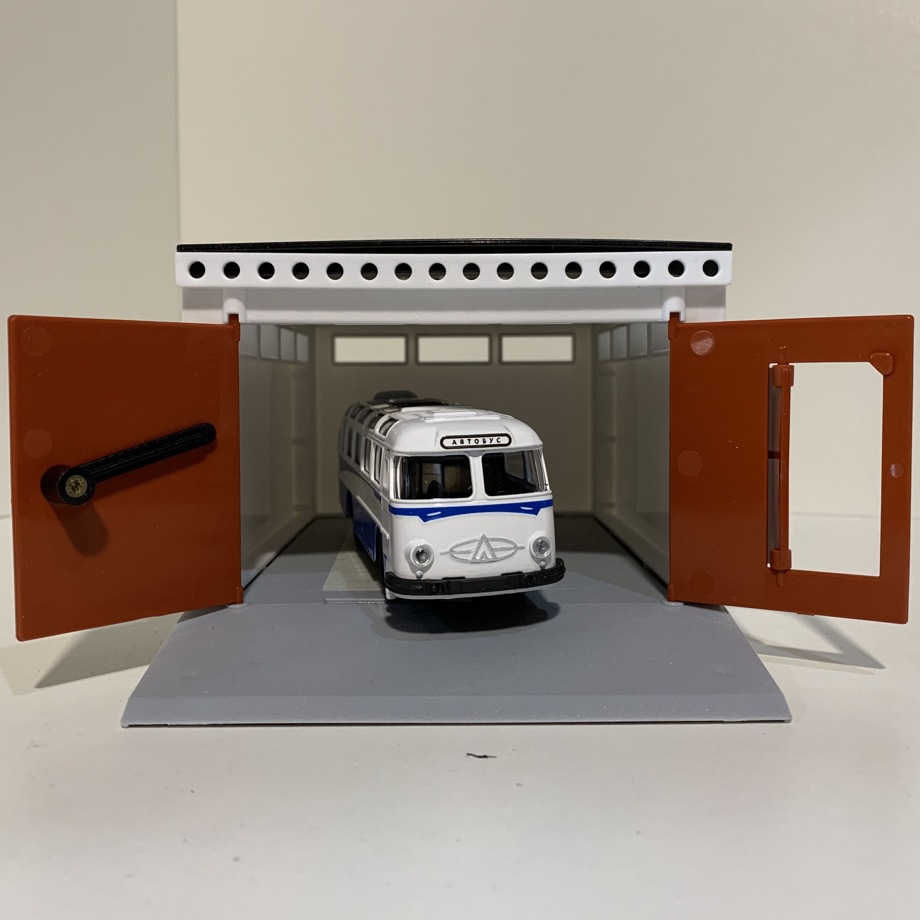 Детский гараж с распашными воротами и металлический инерционный ретро автобус ЛАЗ 695 голубой