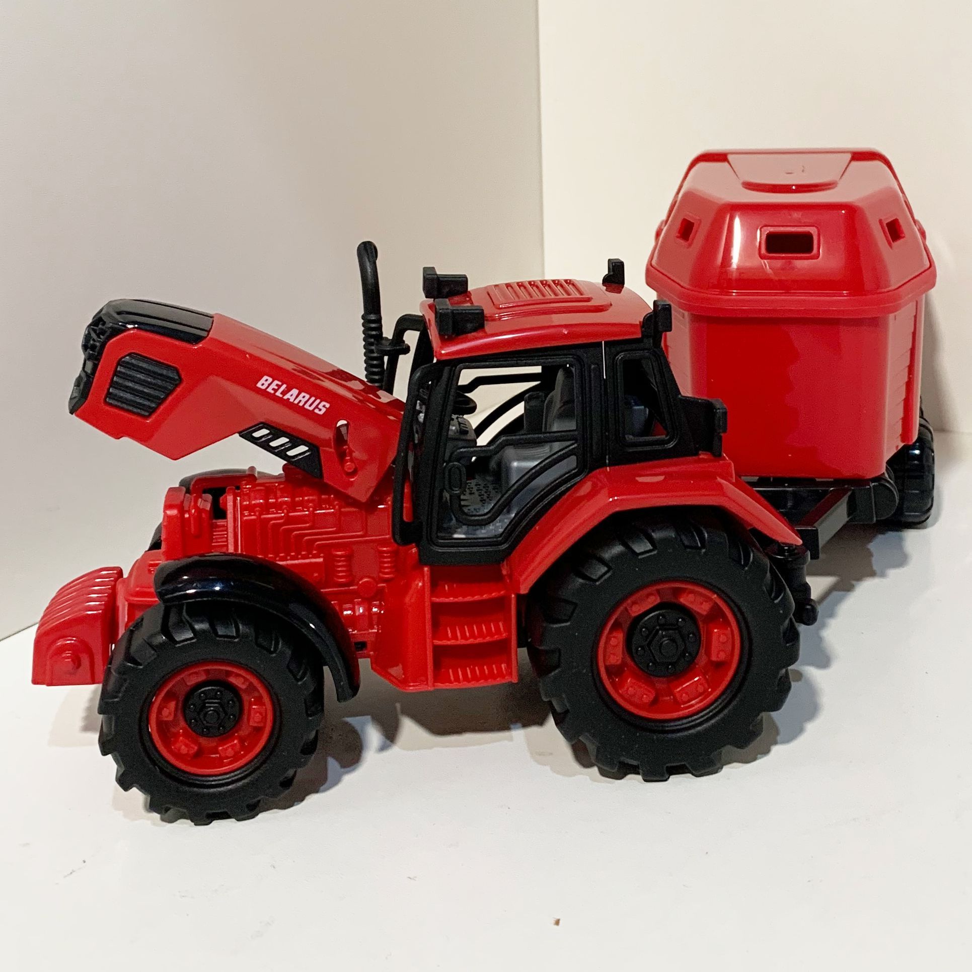 Инерционный трактор BELARUS с прицепом для перевозки 37 см и животным-коровкой 12 см