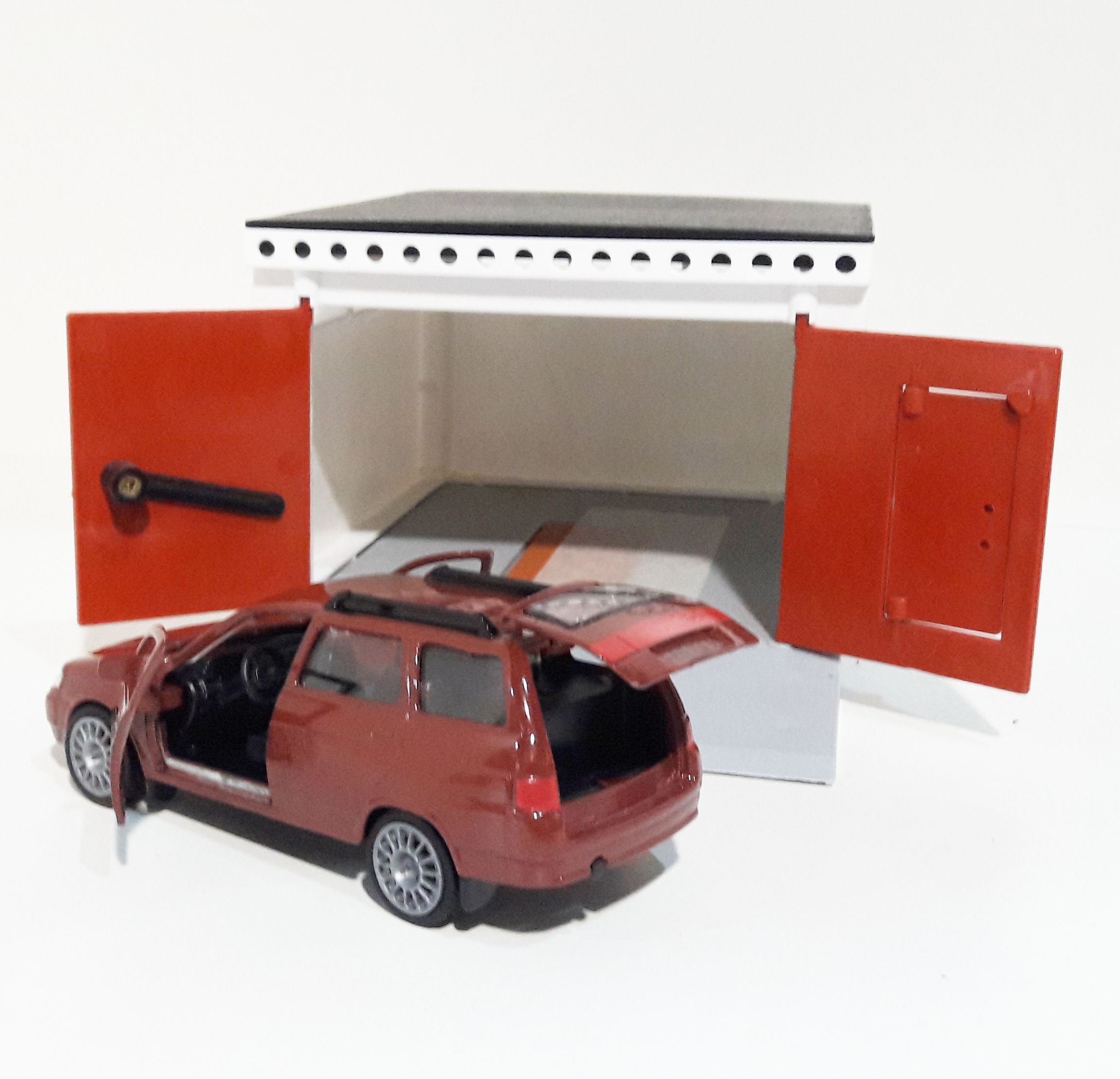 Гараж с распашными воротами и металлическая машинка универсал 2111 инерция, открывающиеся двери и багажник бордовая