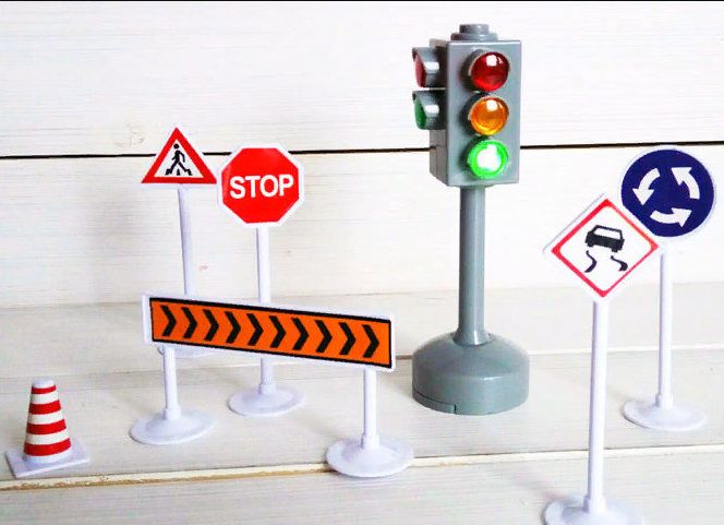 Знаки дорожного движения со светофором