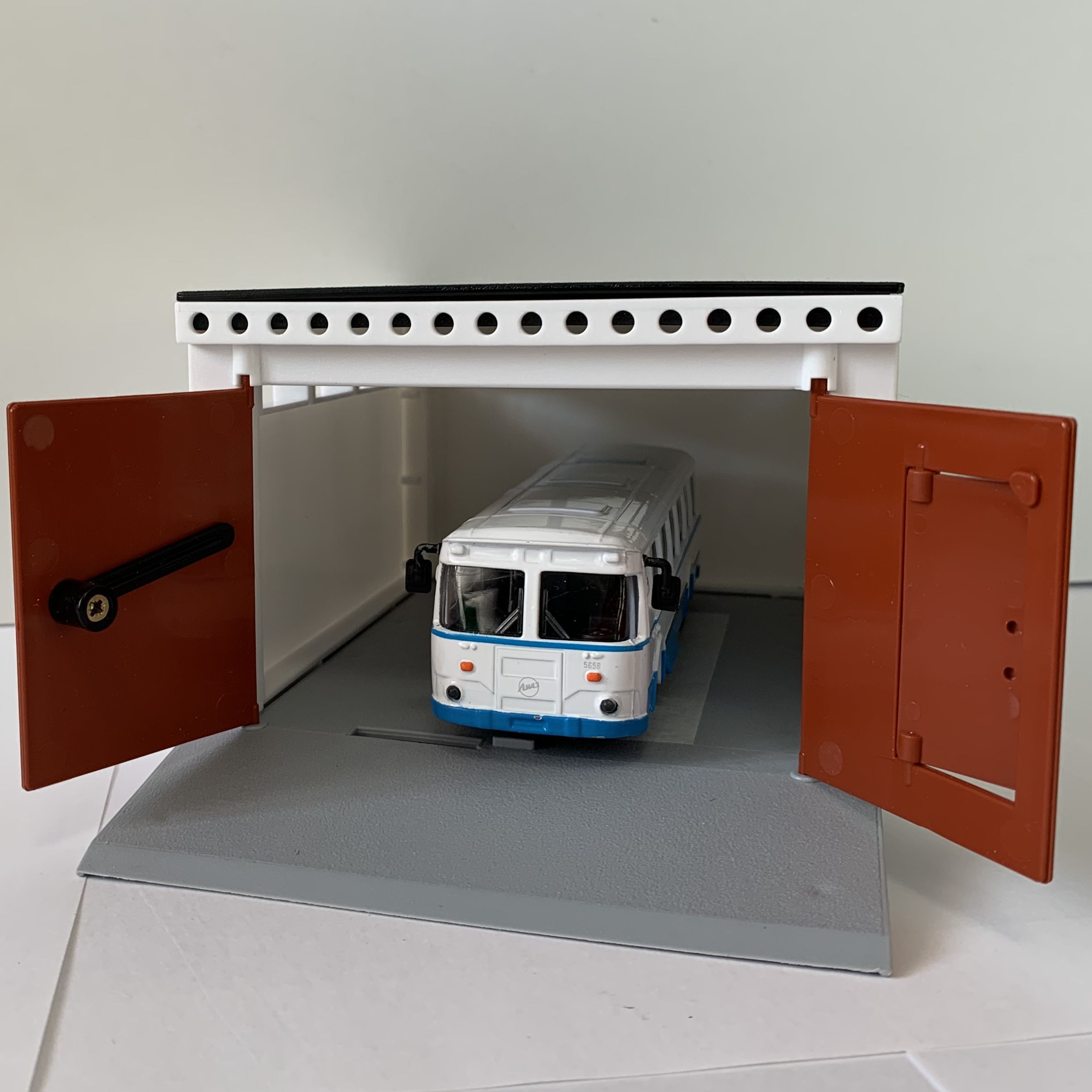 Детский разборный гараж с распашными воротами и металлический инерционный автобус ЛИАЗ 677