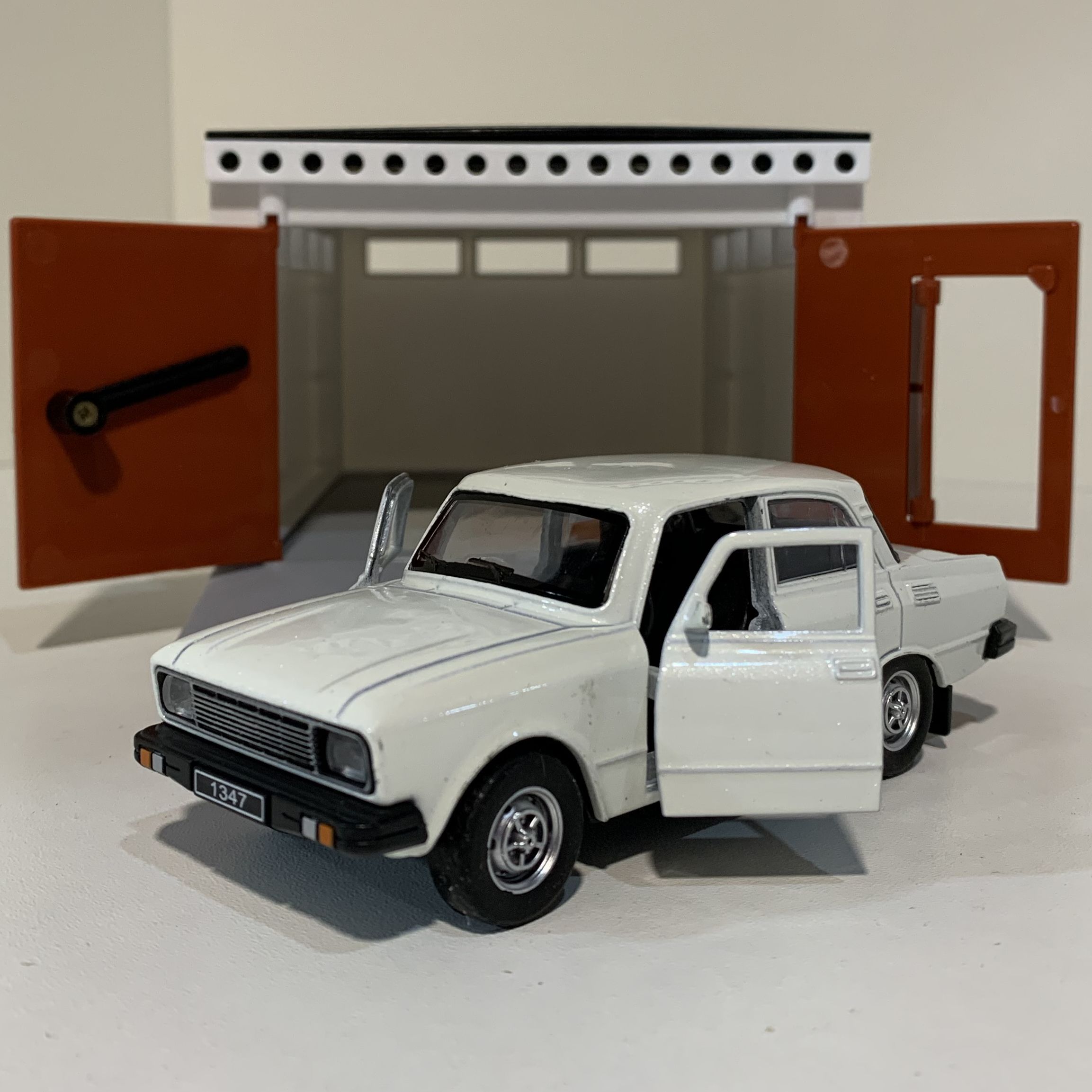 Гараж с распашными воротами и металлическая машинка модель Москвич-2140sl инерция, 2 откр. двери и багажник - белый