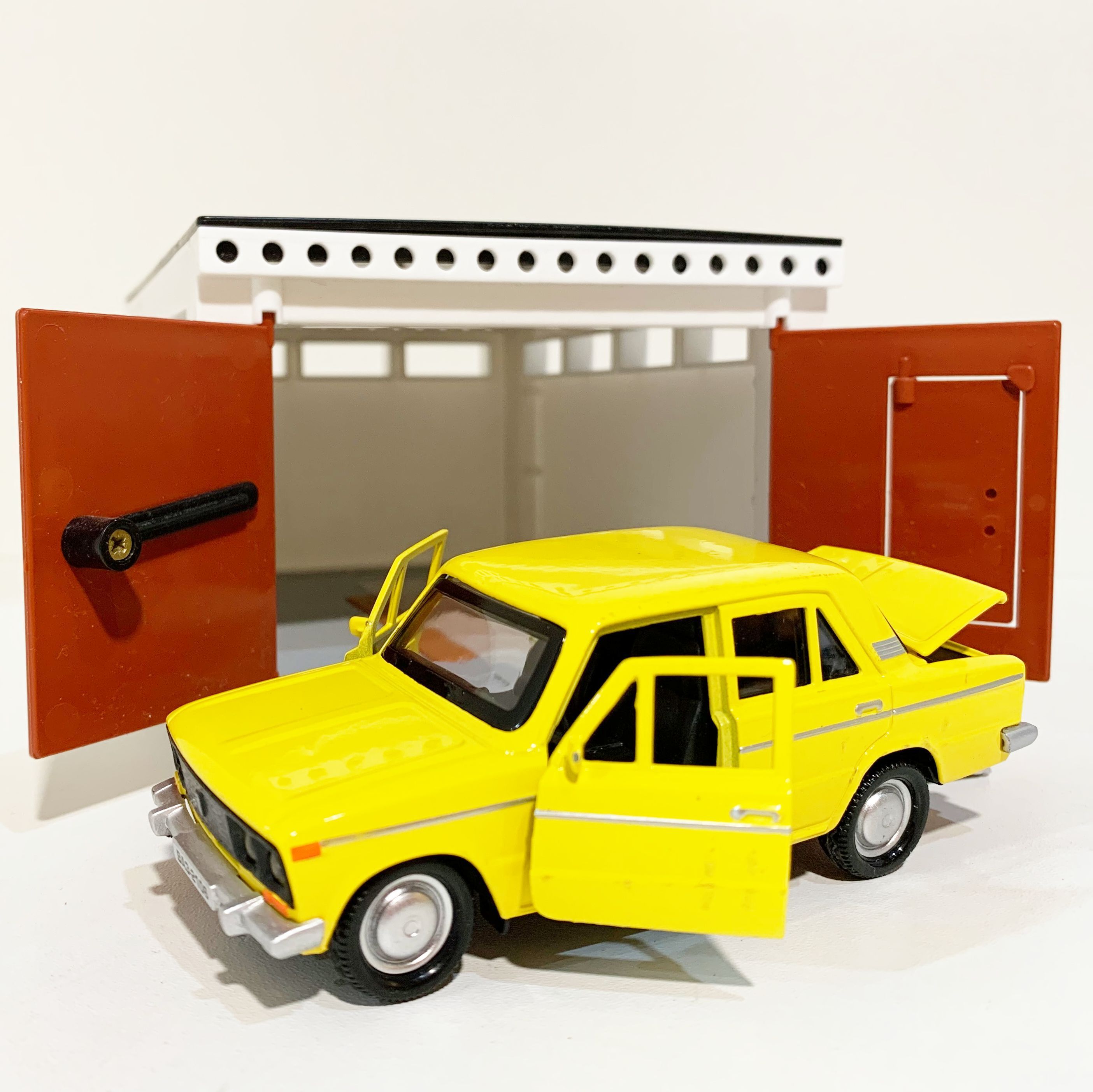Гараж с распашными воротами и металлическая инерционная машинка ВАЗ 2106 с открывающимися дверями и багажником желтая