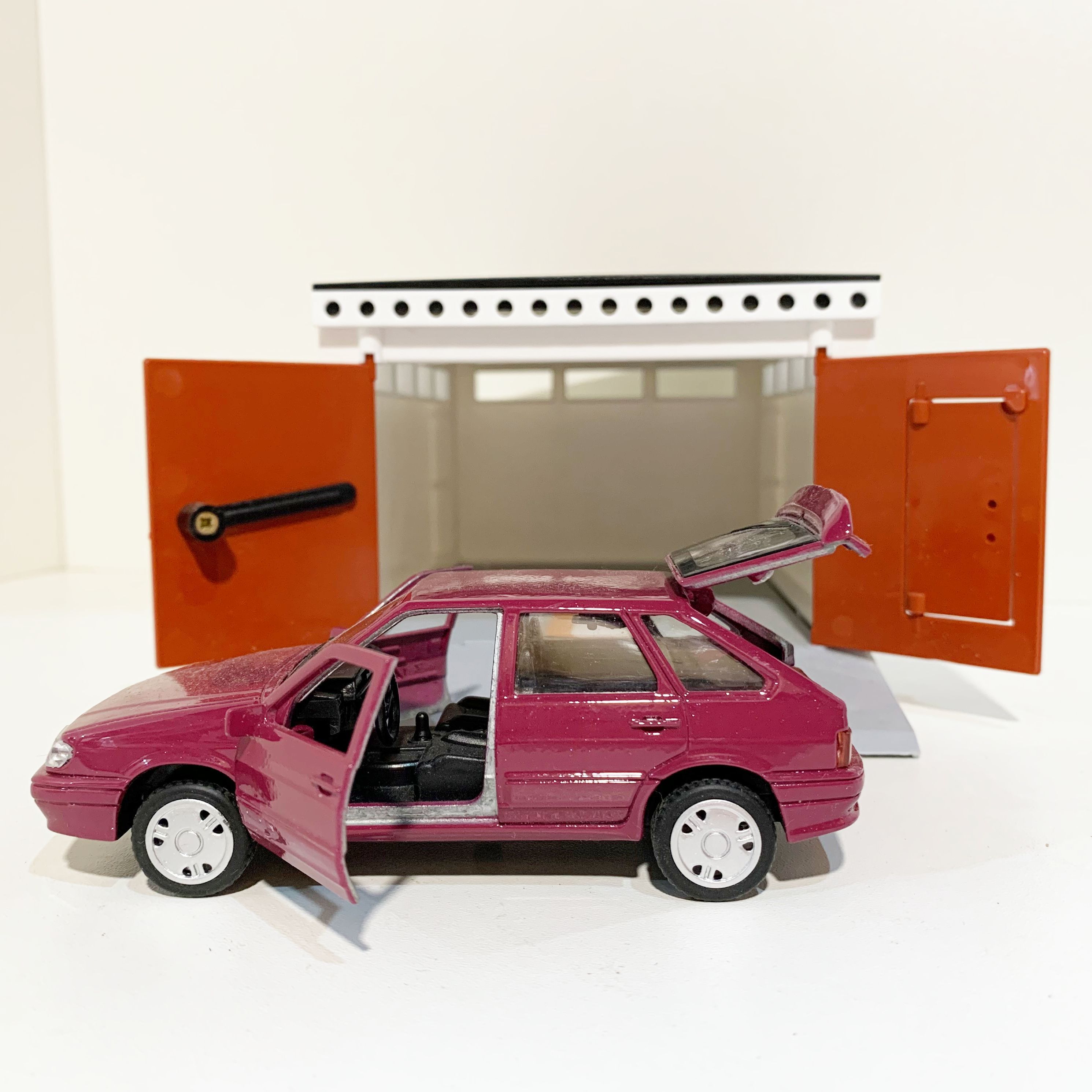 Гараж с распашными воротами и металлическая инерционная машинка ВАЗ 2114 с открывающимися дверями и багажником бордовая