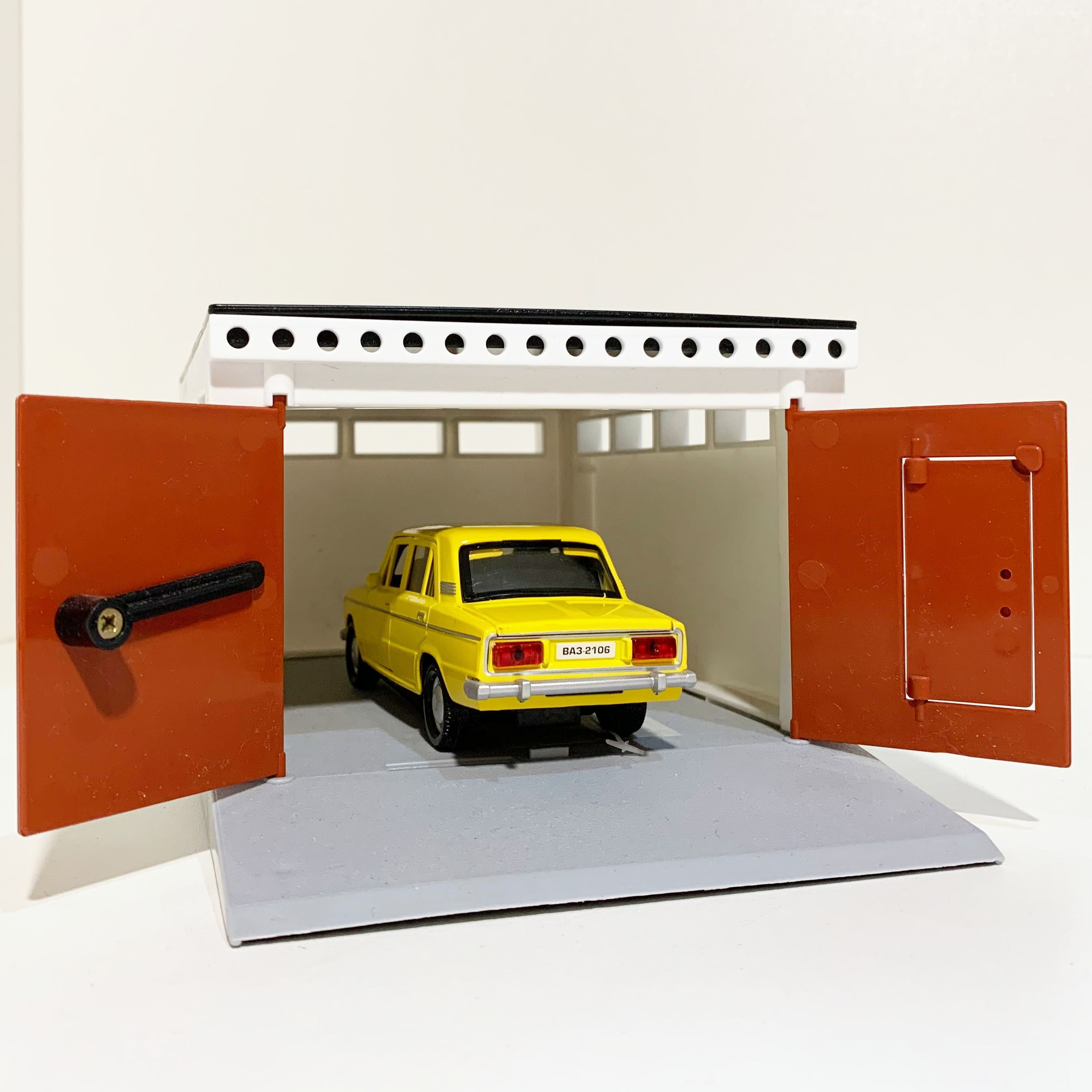 Гараж с распашными воротами и металлическая инерционная машинка ВАЗ 2106 с открывающимися дверями и багажником желтая