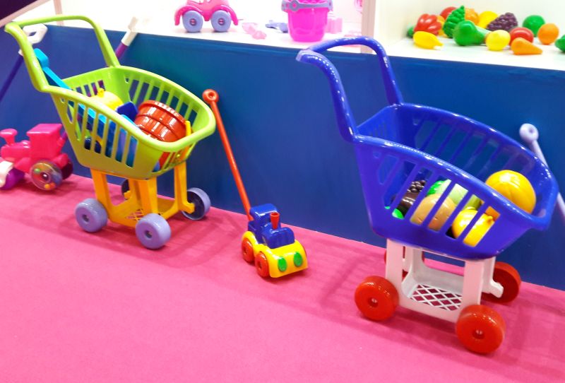 Игрушечная тележка для продуктов детская.