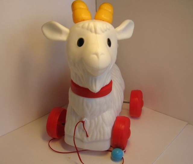 Детская игрушка каталка козлик.