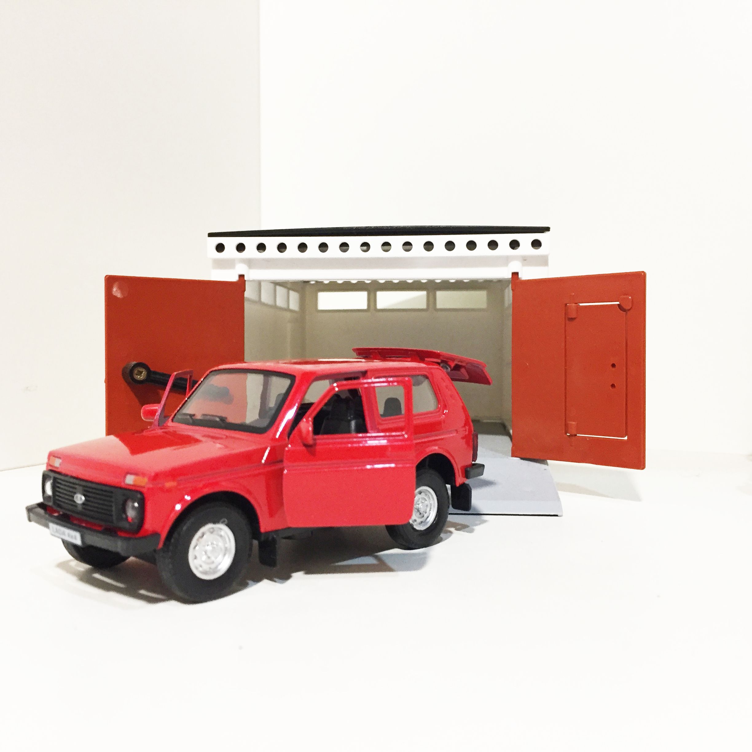 Гараж с распашными воротами - Lada Niva 2121 красная - металл, инерция, открытие дверей, багажника