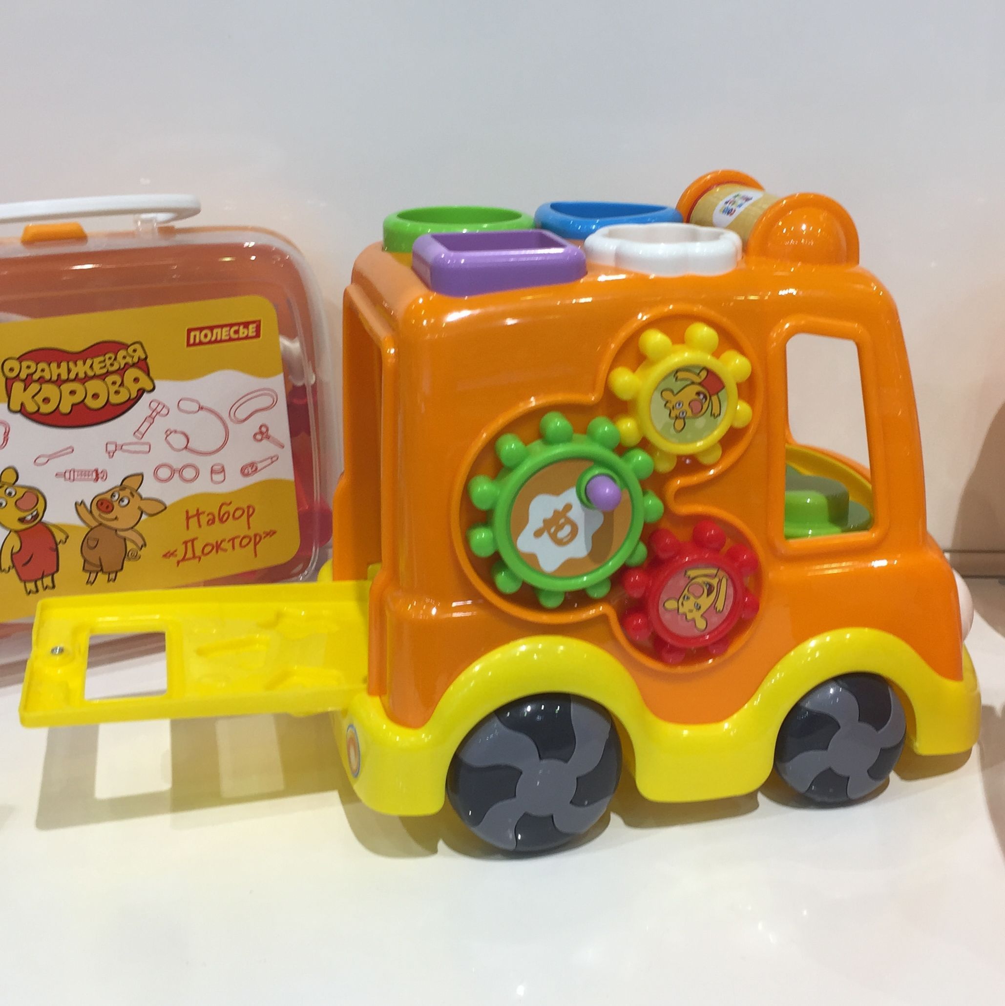 Игрушка машинка с вращением глазок - развивающий центр моторики для малышей оранжевая - 25 см