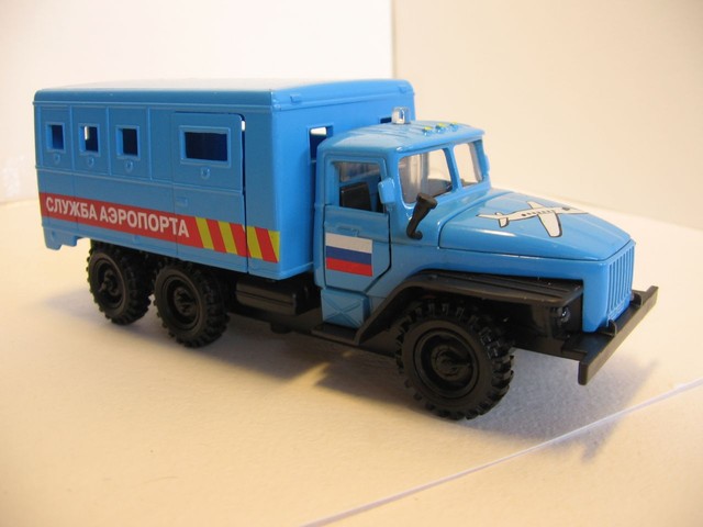 Игрушечная модель Урал 4320 будка службы аэропорта