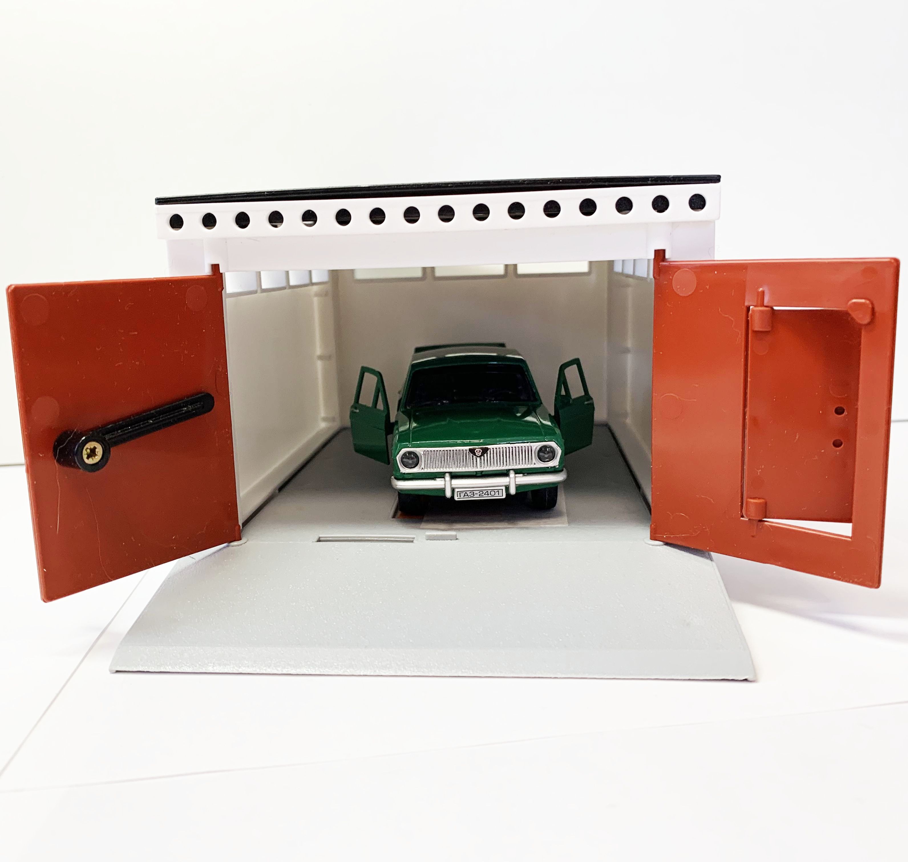 Гараж с распашными воротами и металлическая инерционная машинка зеленая Волга седан 2401 с открывающимися дверями 12 см