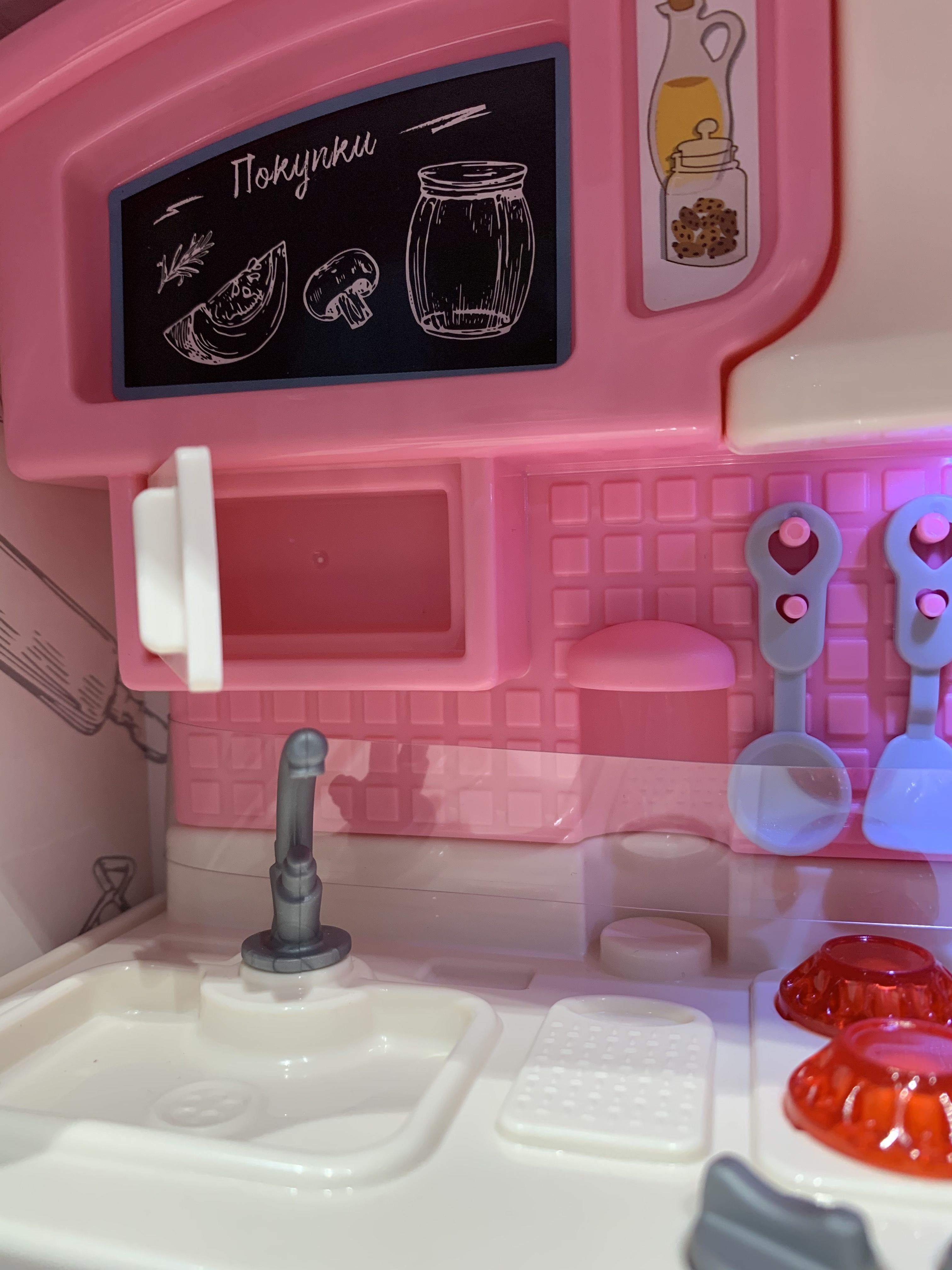 Кухня для кукольного домика для кукол ростом 26-30 см типа барби с подсветкой  розовая