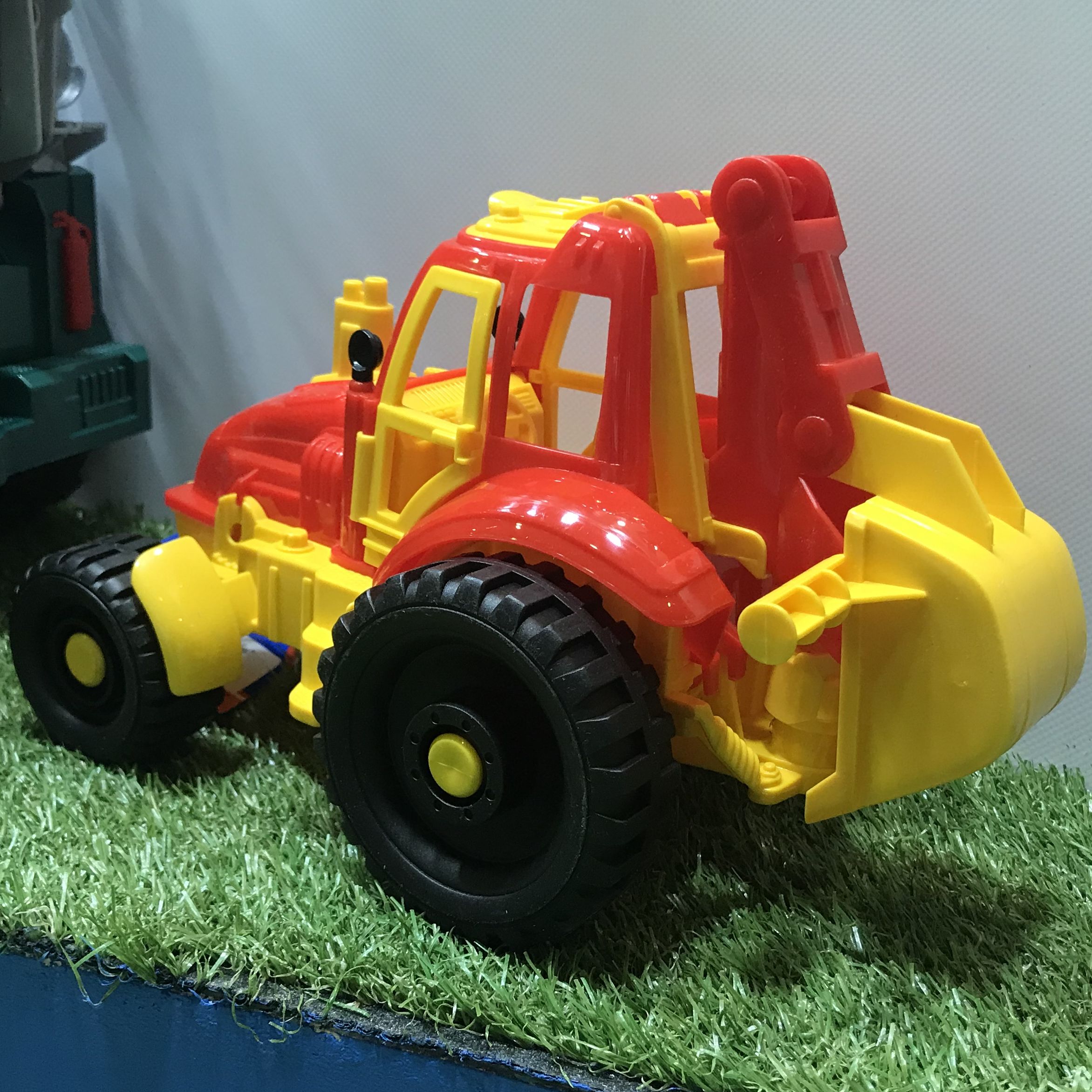 Игрушечный трактор с ковшом 30 см