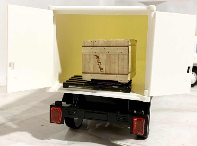 Машинка перевозка мебели с мебелью 7 предметов - автофургон 30 см, инерционный ход, свет, 4 звука Профи