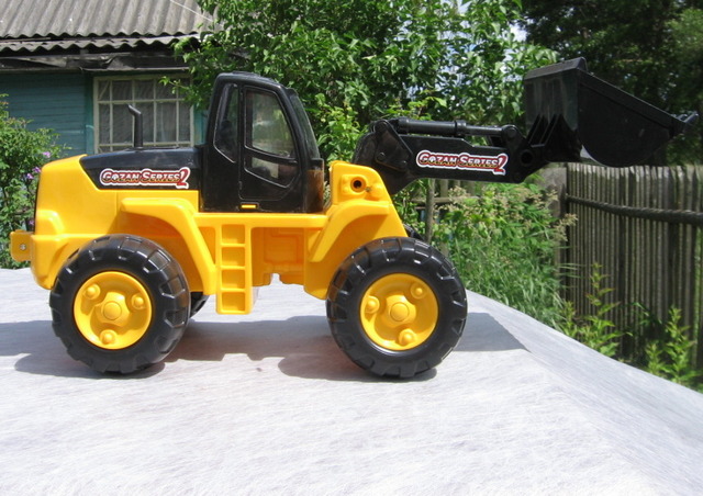 Детский трактор погрузчик с ковшом. 