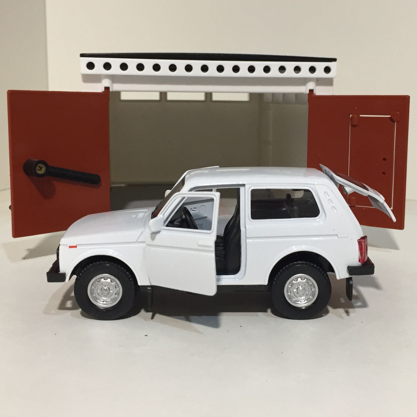 Гараж с распашными воротами - Lada Niva 2121 белая - металл, инерция, открытие дверей, багажника