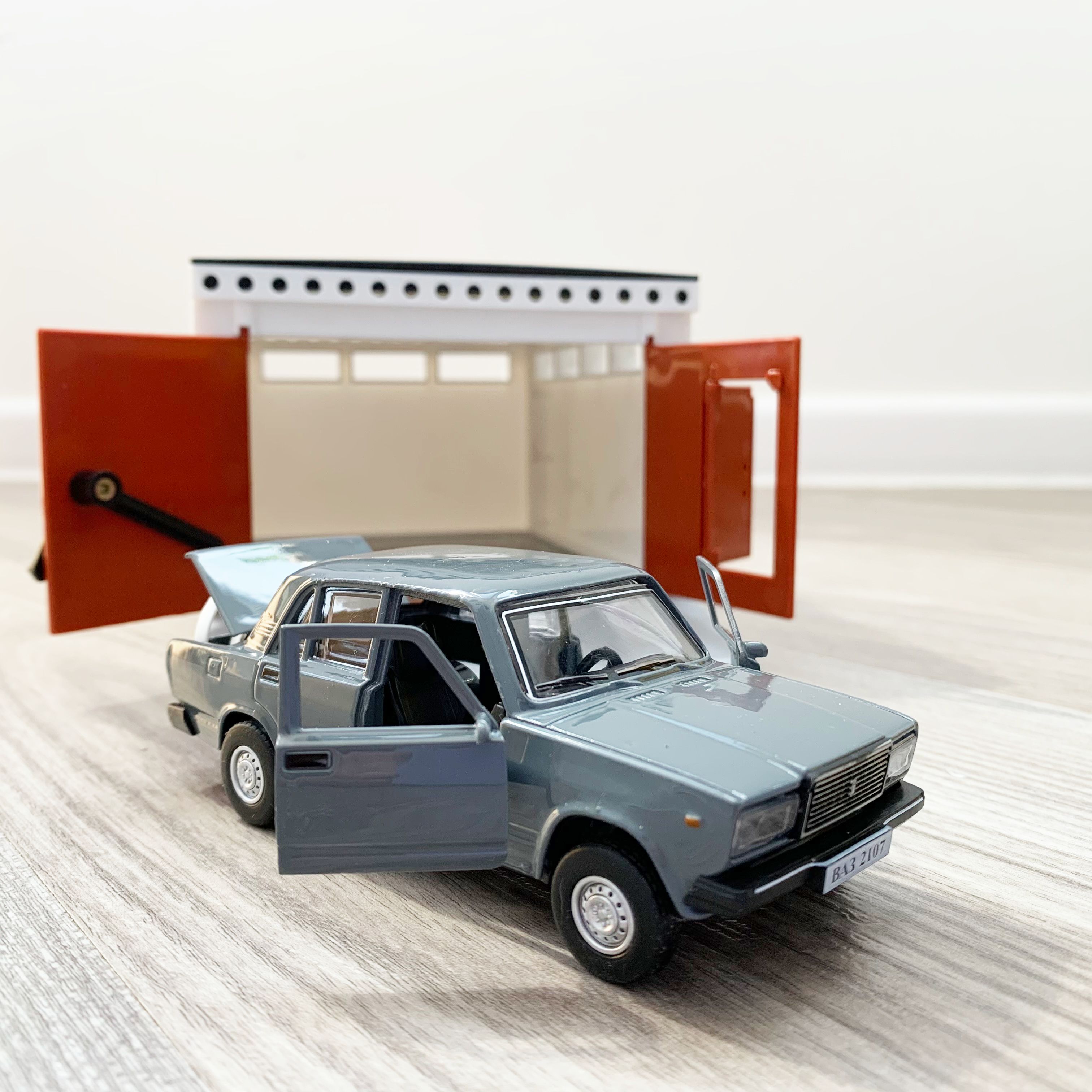 Гараж с распашными воротами и металлическая машинка 12 см модель ВАЗ 2107 инерция, 2 откр. двери и багажник - серая