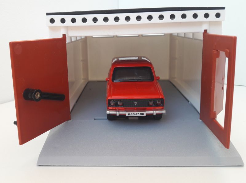 Гараж с распашными воротами и металлическая инерционная машинка ВАЗ 2106 с открывающимися дверями и багажником красная