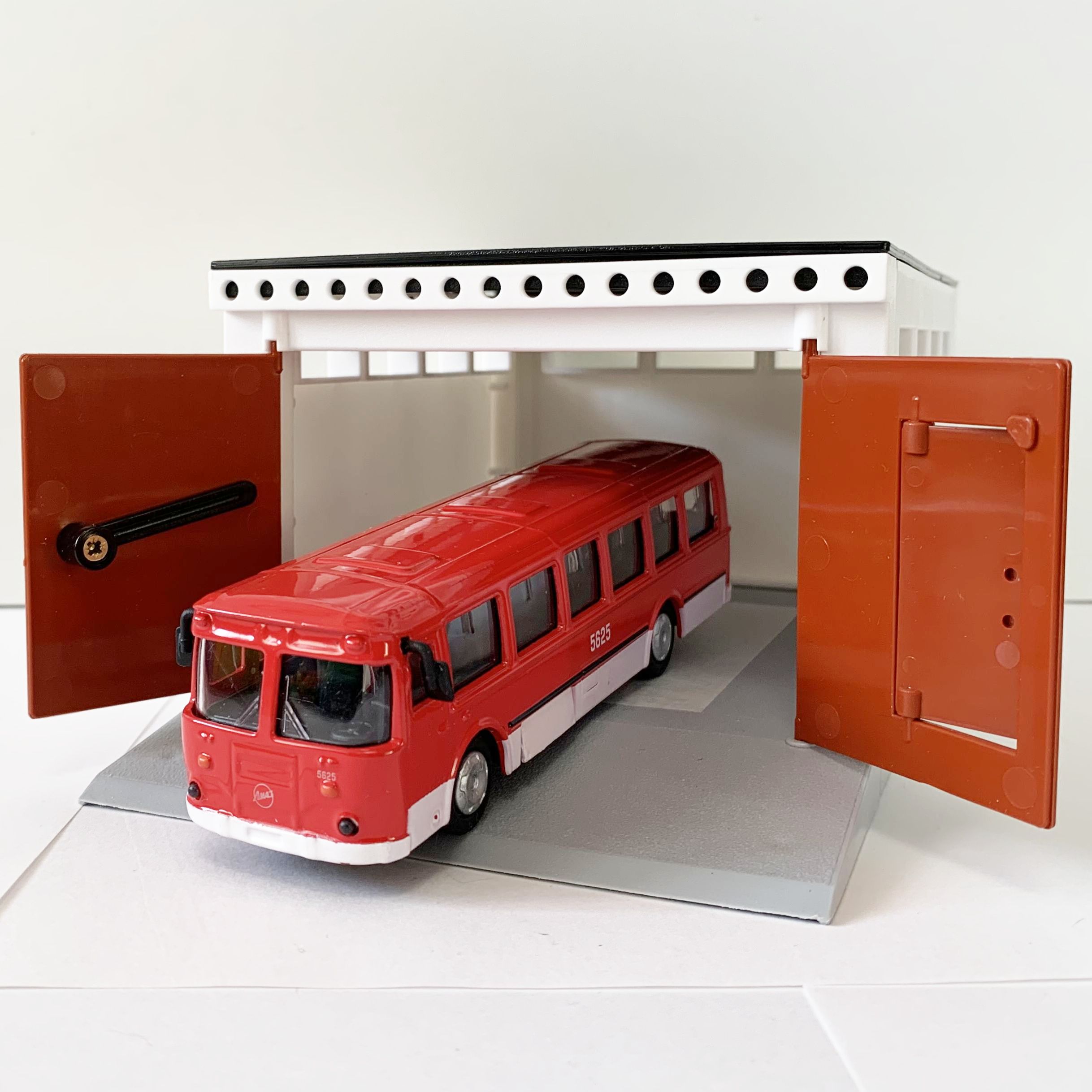 Гаражный бокс - автобус 15 см с металлическим кузовом и инерционным моторчиком  красный