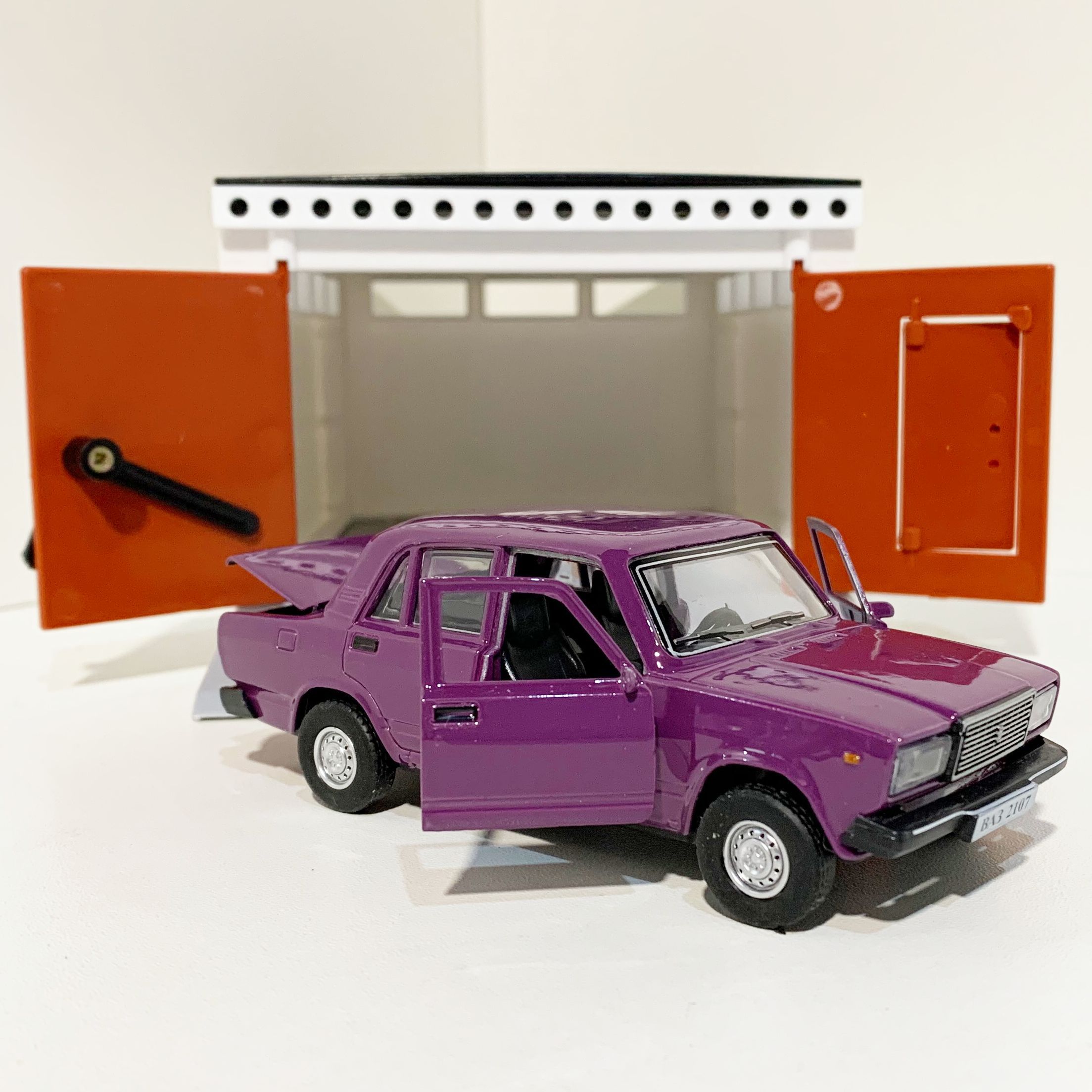 Гараж с распашными воротами и металлическая машинка 12 см модель ВАЗ 2107 инерция, 2 откр. двери и багажник - баклажан