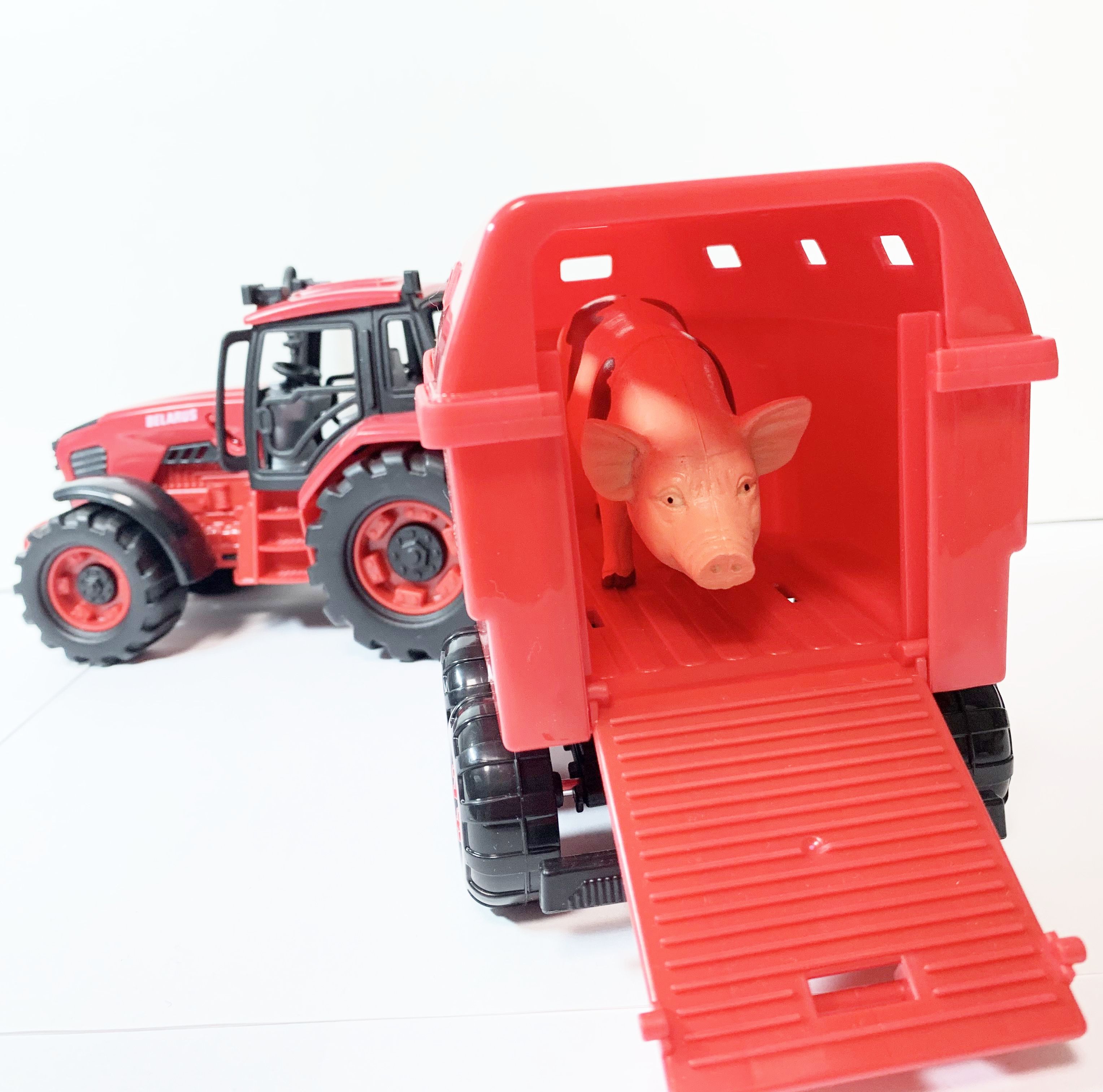 Трактор BELARUS с прицепом для перевозки и с животным (свинкой)