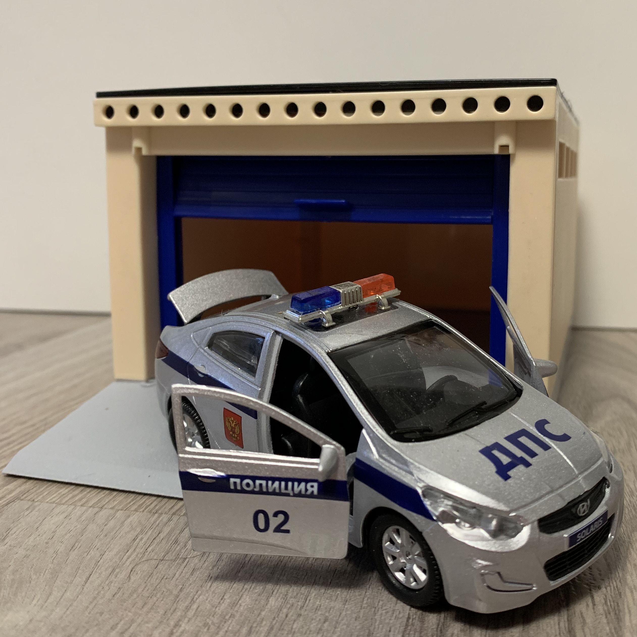 Гараж с подъемными воротами и машинка Полиция 12 см,