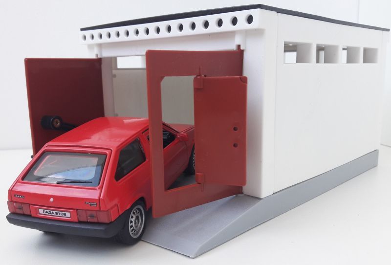 Гараж разборный и металлическая машинка 12 см с инерционным механизмом и открывающимися дверями красная