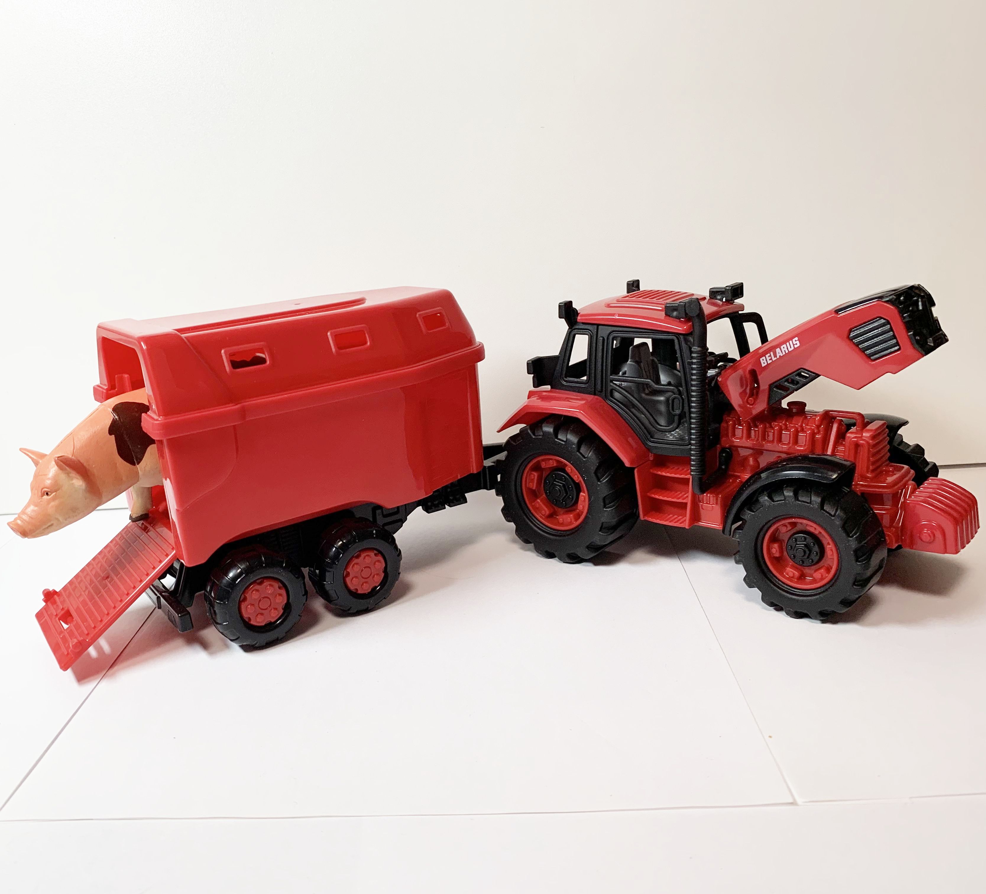 Трактор BELARUS с прицепом для перевозки и с животным (свинкой)