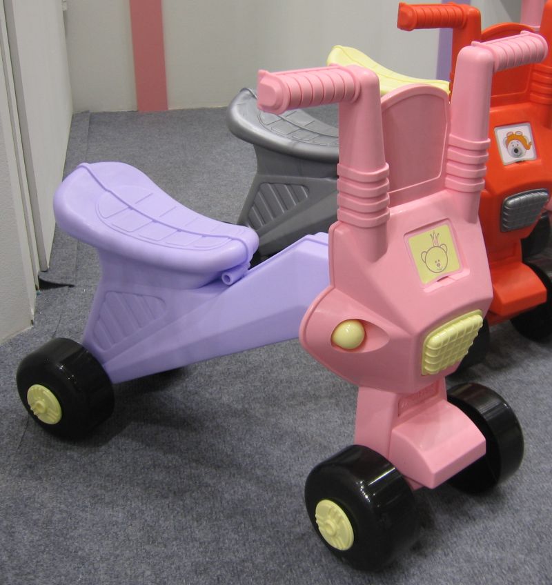 Каталка Мишка огонек с подарочным песочным набором