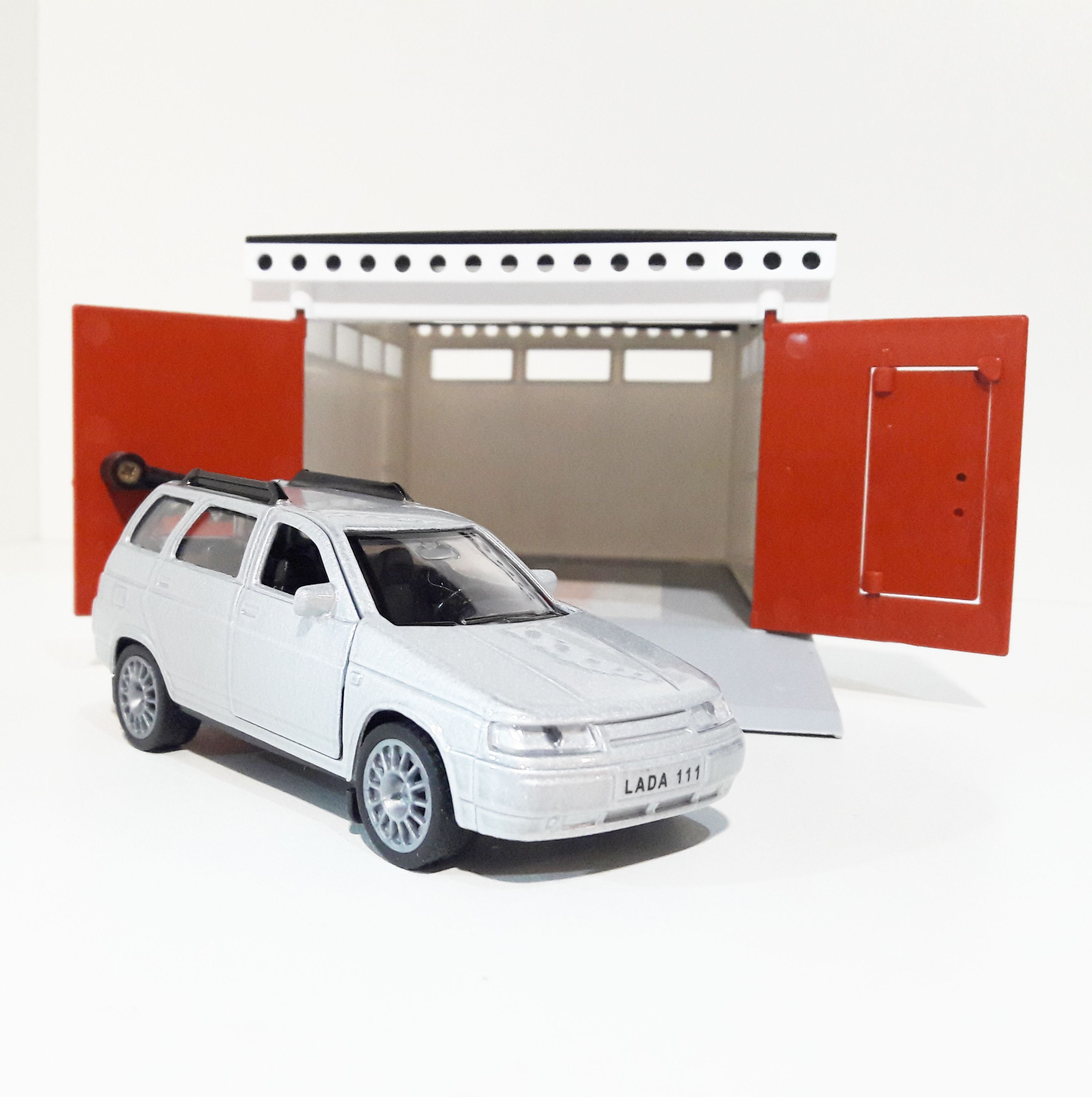 Гараж с распашными воротами и металлическая машинка универсал 2111 инерция, открывающиеся двери и багажник серебристая