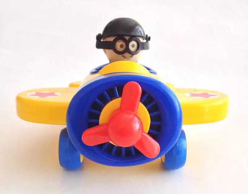 Детский игрушечный самолет с пилотом