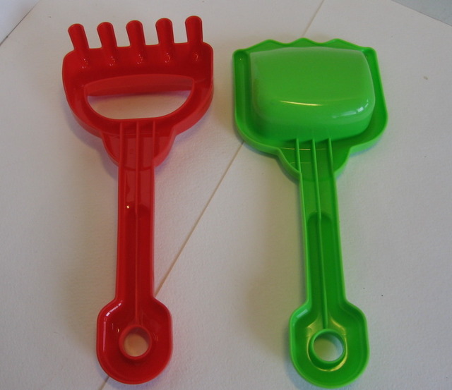 Игрушка для песка лопатка и грабельки.