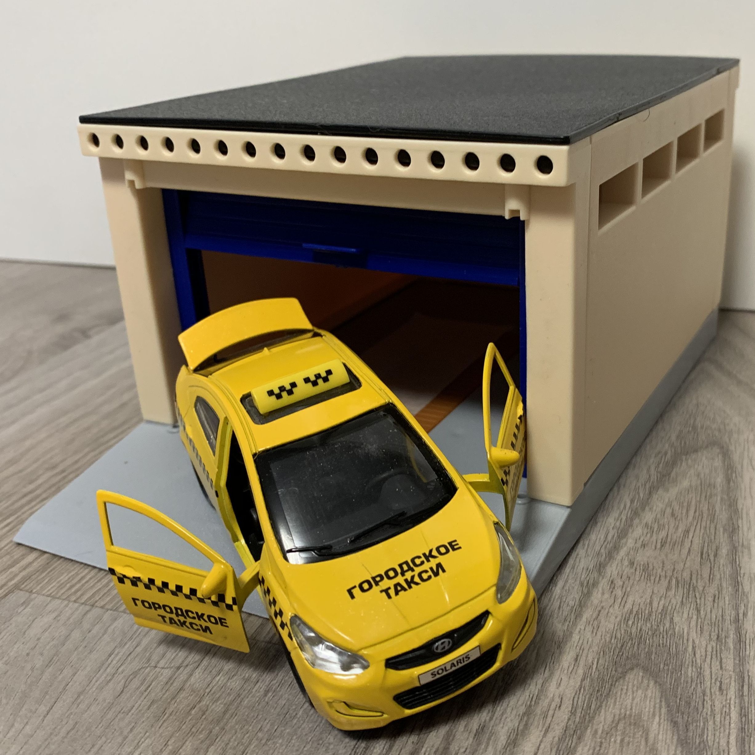 Гараж с подъемными воротами и машинка Такси 12 см