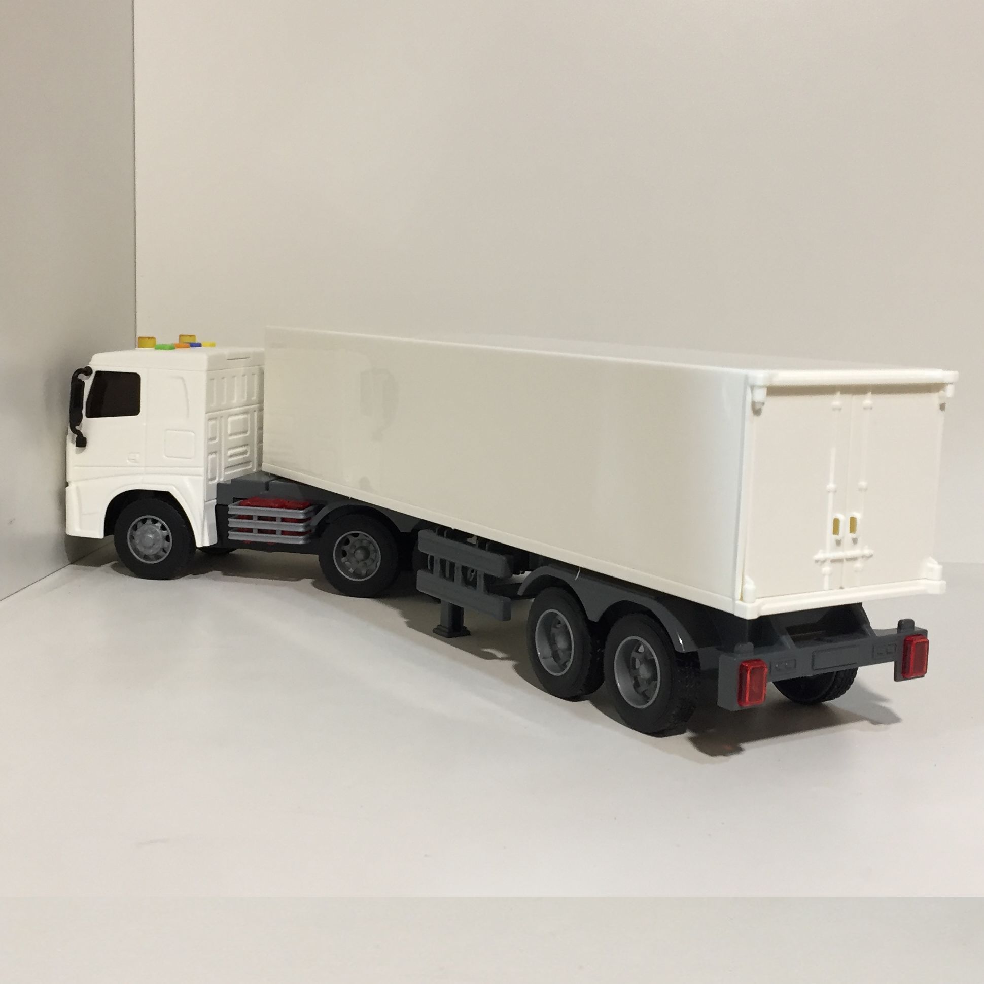 Игрушка фура дальнобойщик МАЗ - 47 см тягач с фургоном  Полесье  инерция, свет, звук белая Игрушка фура дальнобойщик МАЗ - 47 см тягач с фургоном  Полесье  инерция, свет, звук белая