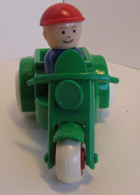 Игрушка мотороллер. Игрушечный мотороллер. Игрушка мотороллер. Игрушечный мотороллер.