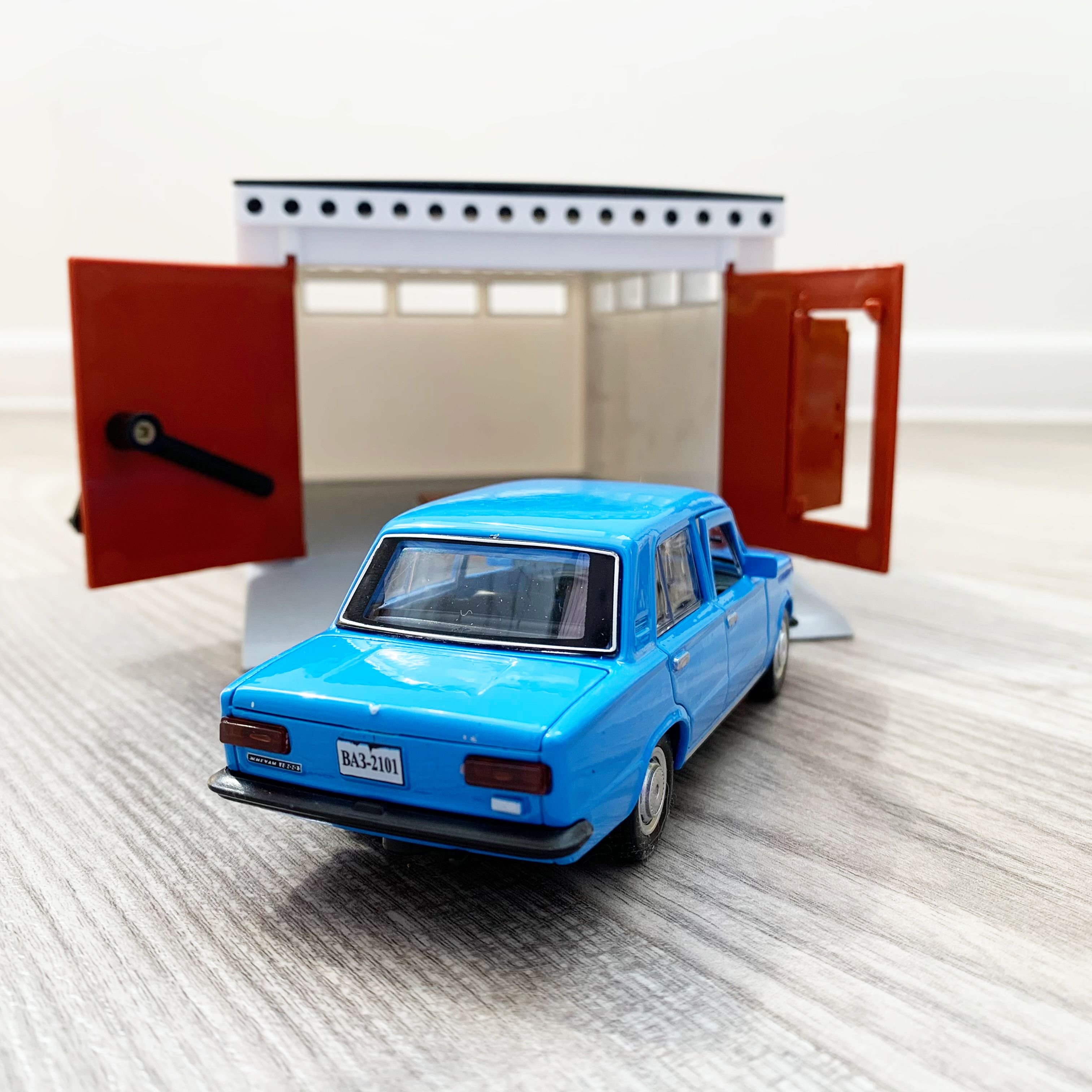 Гараж с распашными воротами и металлическая машинка 12 см модель ВАЗ 2101 инерция, открытие 2-х дверей и багажника - голубая