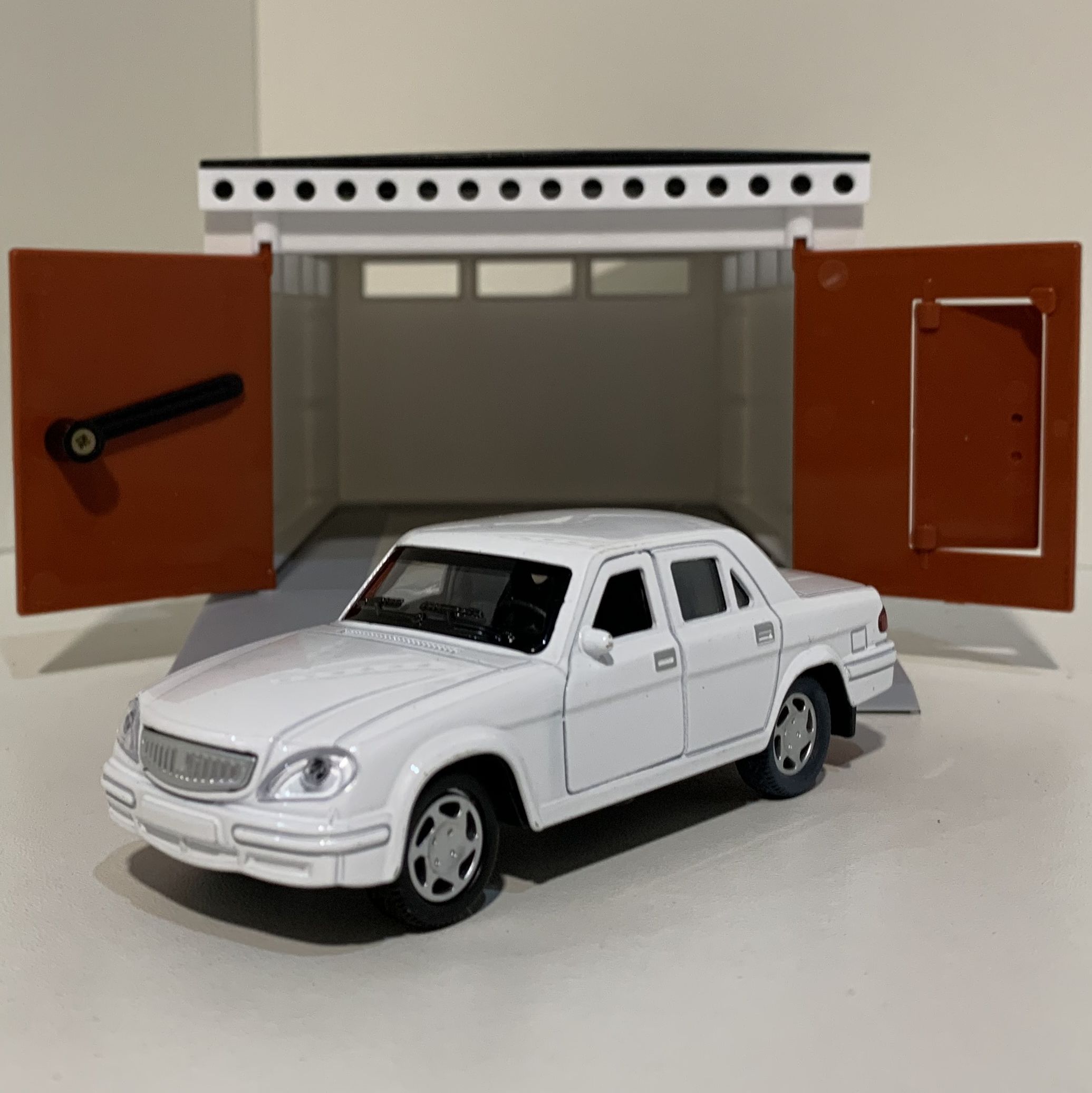 Гаражный бокс с распашными воротами и металлическая инерционная машинка Волга 3110 с открывающимися дверями 12 см - белая