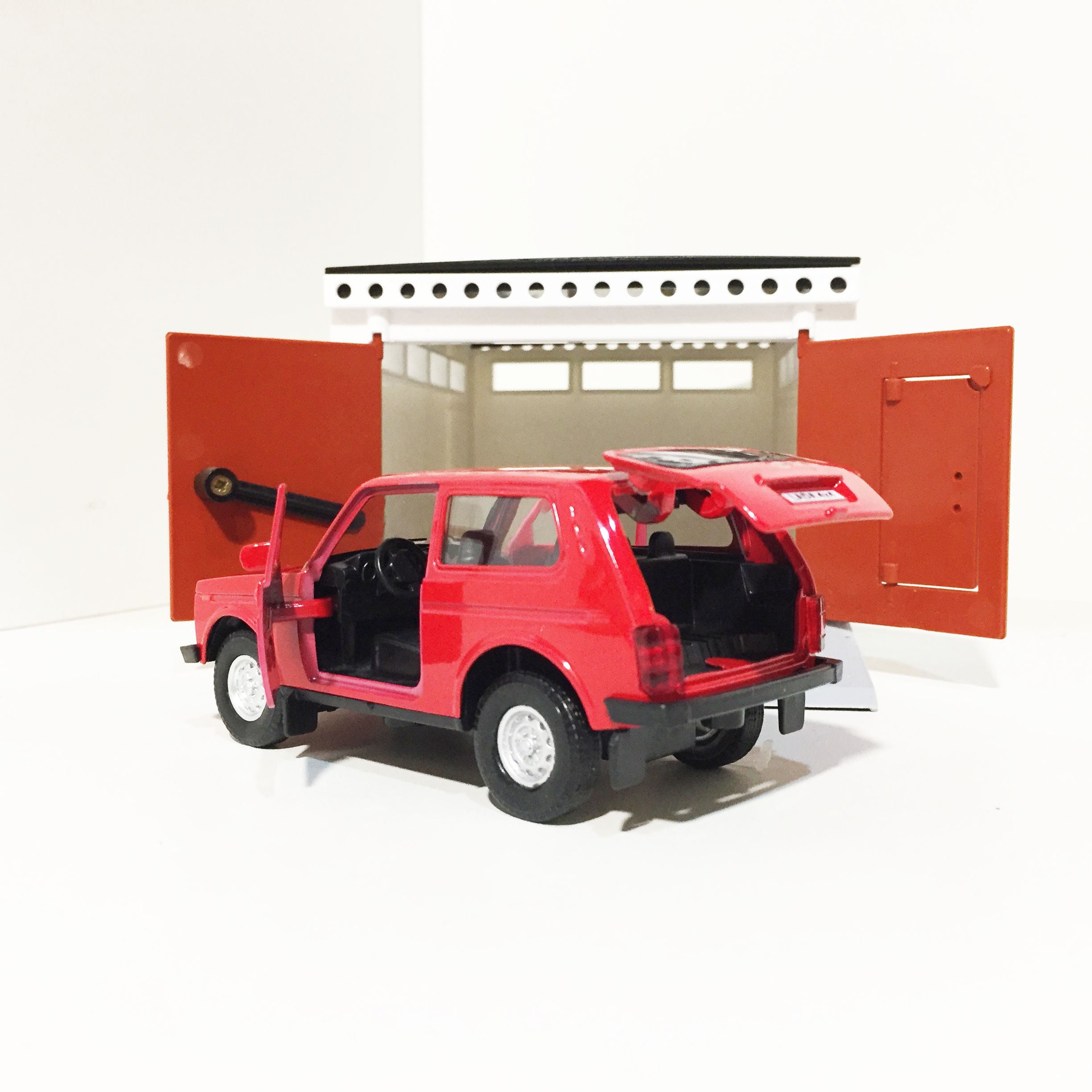 Гараж с распашными воротами - Lada Niva 2121 красная - металл, инерция, открытие дверей, багажника