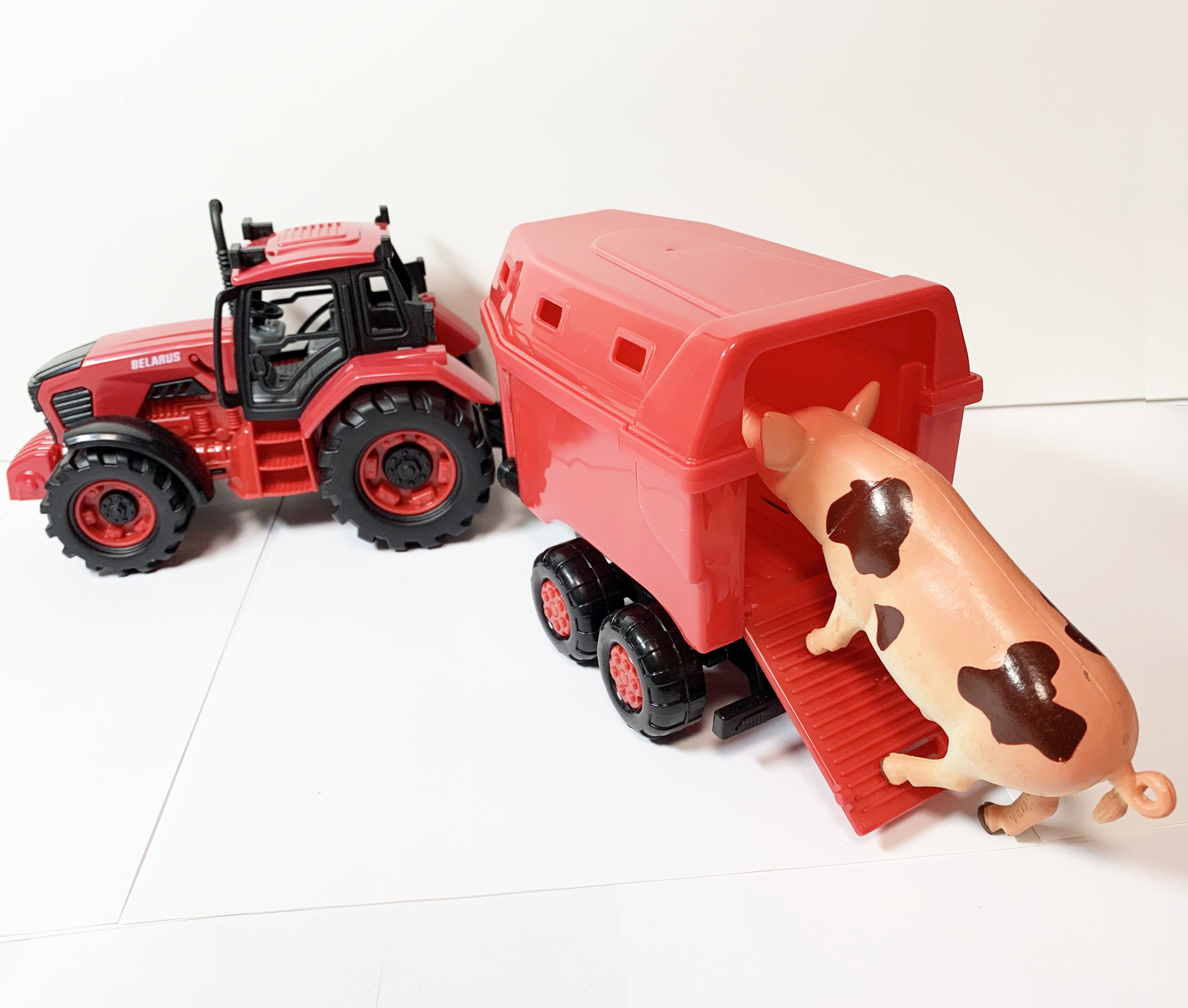 Трактор BELARUS с прицепом для перевозки и с животным (свинкой)