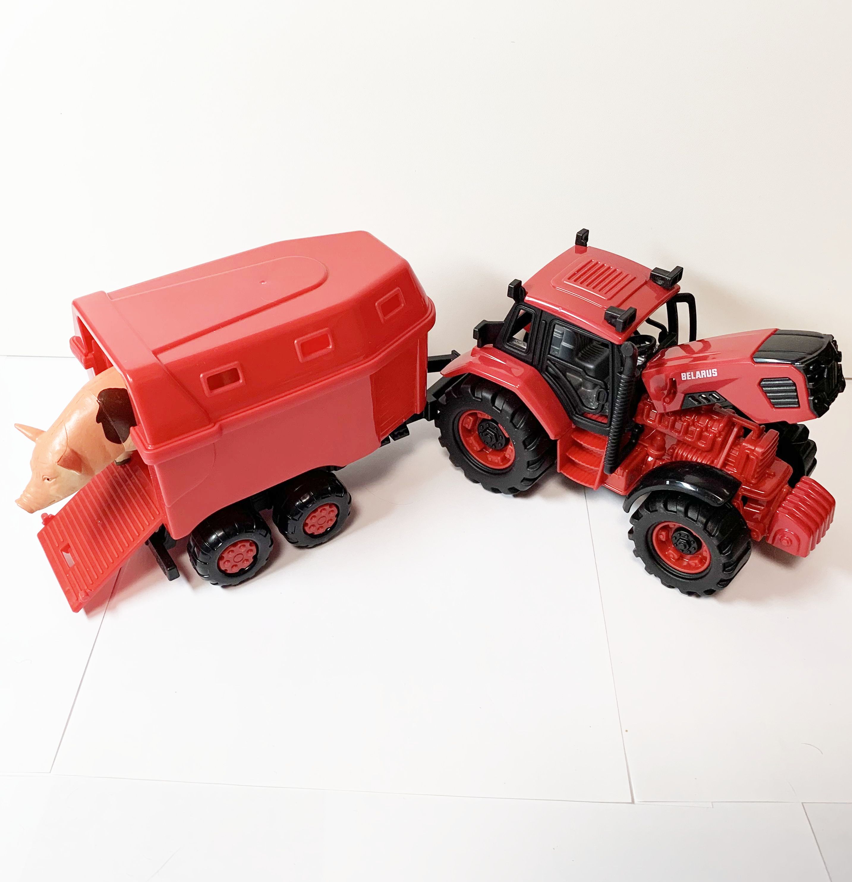 Трактор BELARUS с прицепом для перевозки и с животным (свинкой)