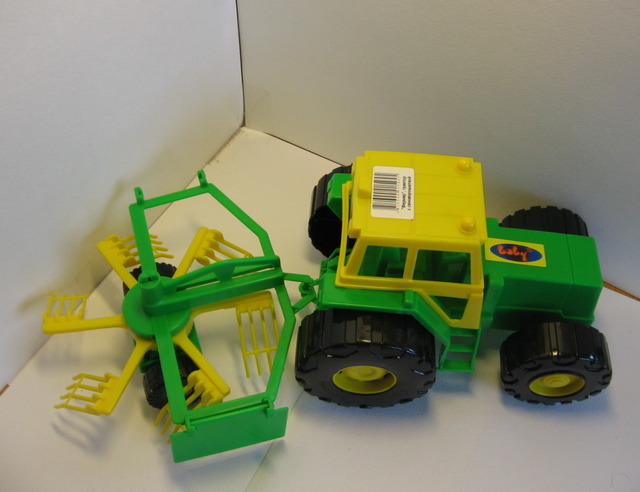 Детский пластмассовый трактор с сеноворошилкой. Купить пластмассовый трактор.