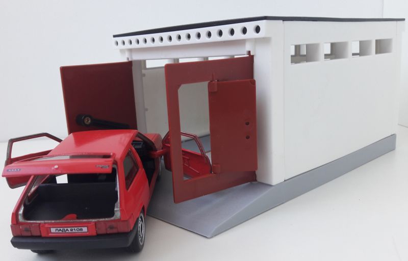 Гараж разборный и металлическая машинка 12 см с инерционным механизмом и открывающимися дверями красная