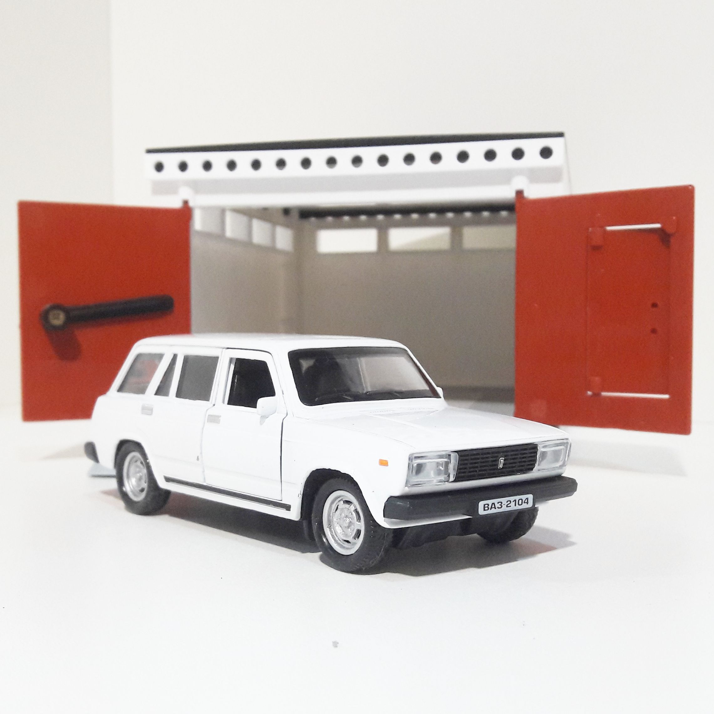 Игрушечный разборный гараж с распашными воротами 21 см и металлическая инерционная 12 см машинка 2104 с открывающимися дверями белая