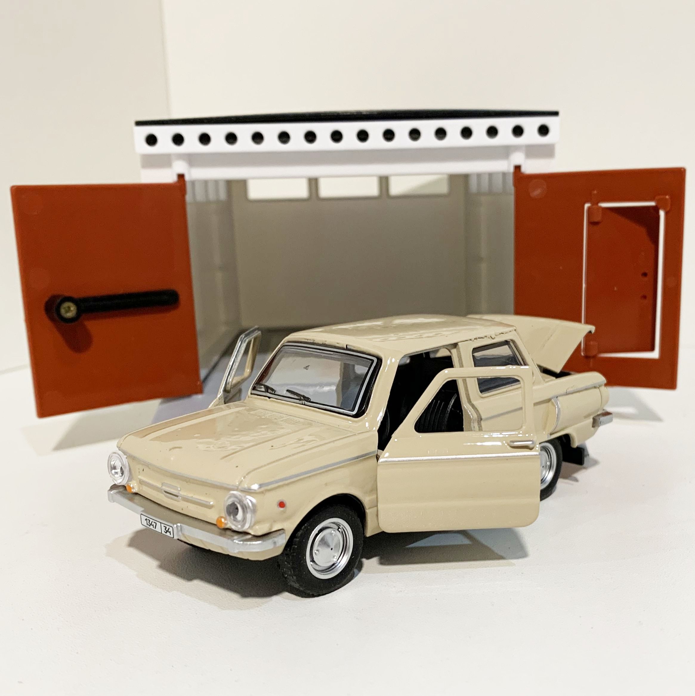 Гараж с распашными воротами и металлическая инерционная машинка модель Запорожец ЗАЗ-968А с 2-мя открывающимися дверями 12 см - бежевый