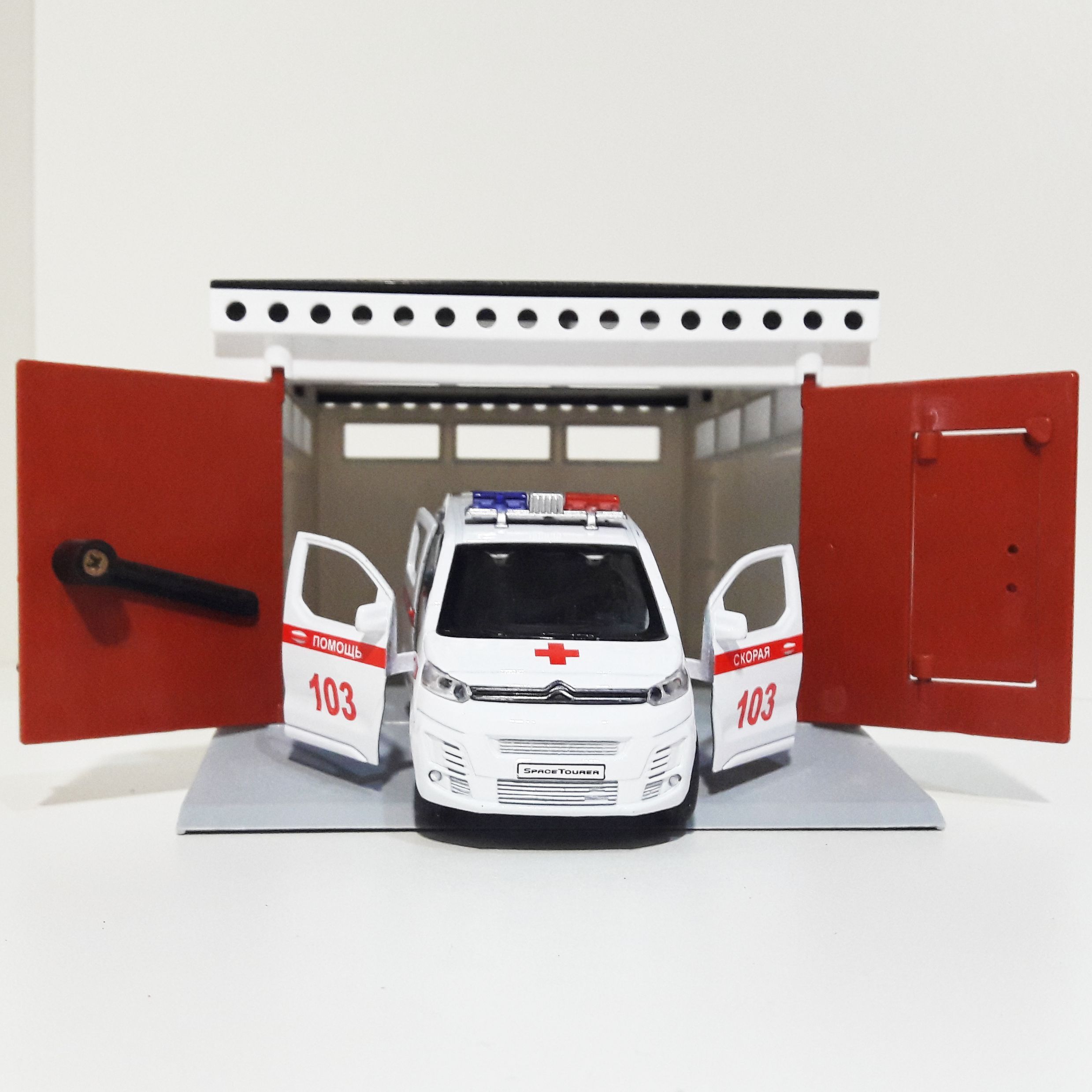 Набор- металлическая машинка скорая помощь 12 см инерция, открытие дверей - гараж с распашными воротами ретро СССР