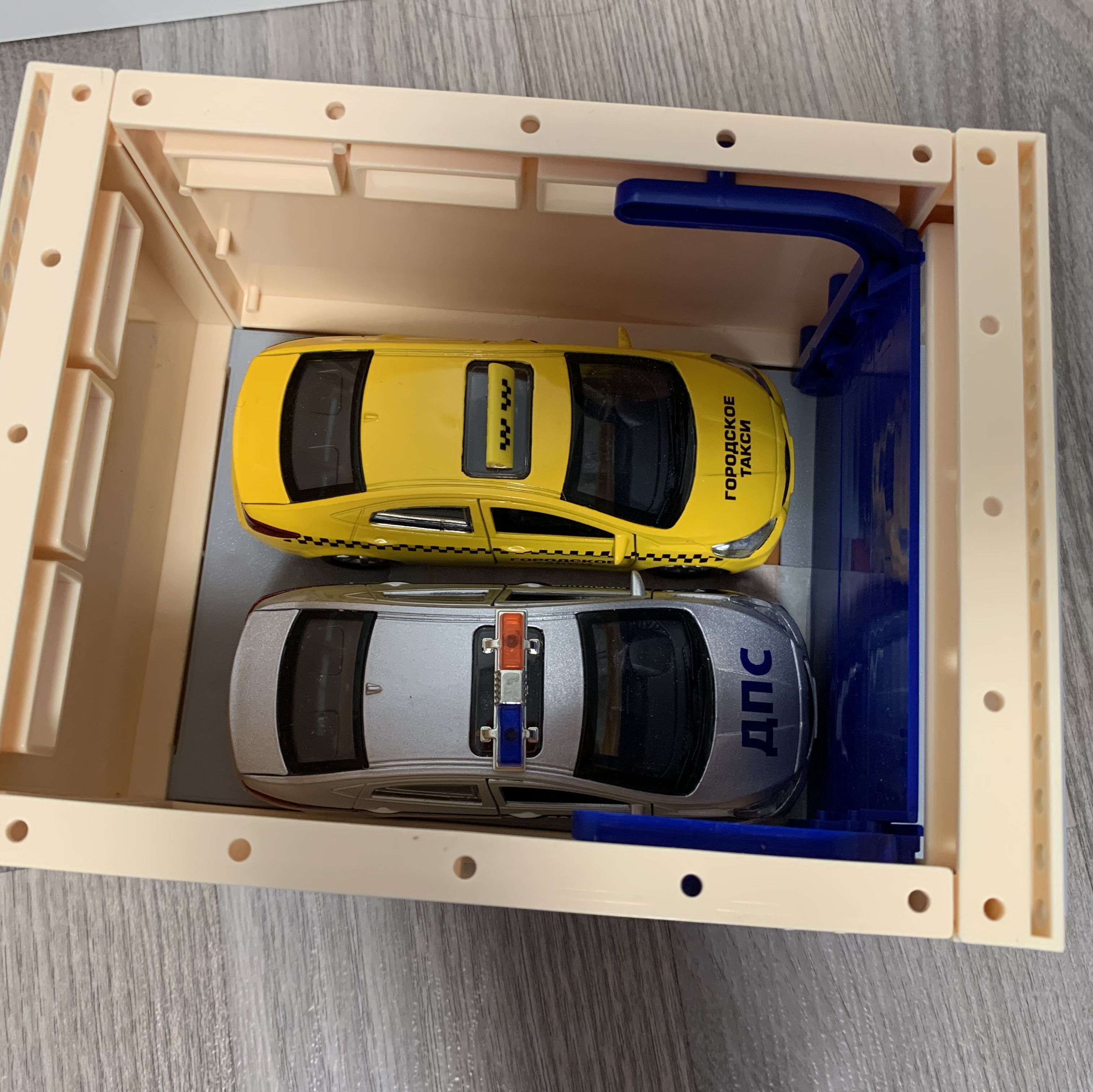 Гараж с подъемными воротами и машинка Такси 12 см