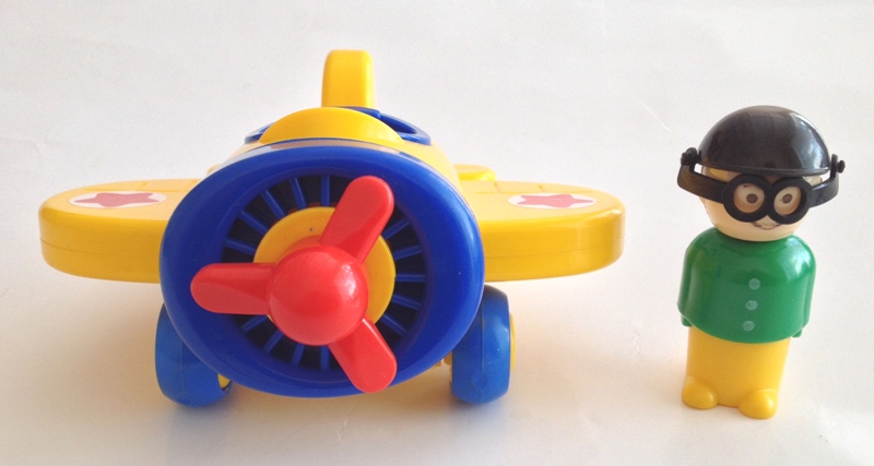 Детский игрушечный самолет с пилотом