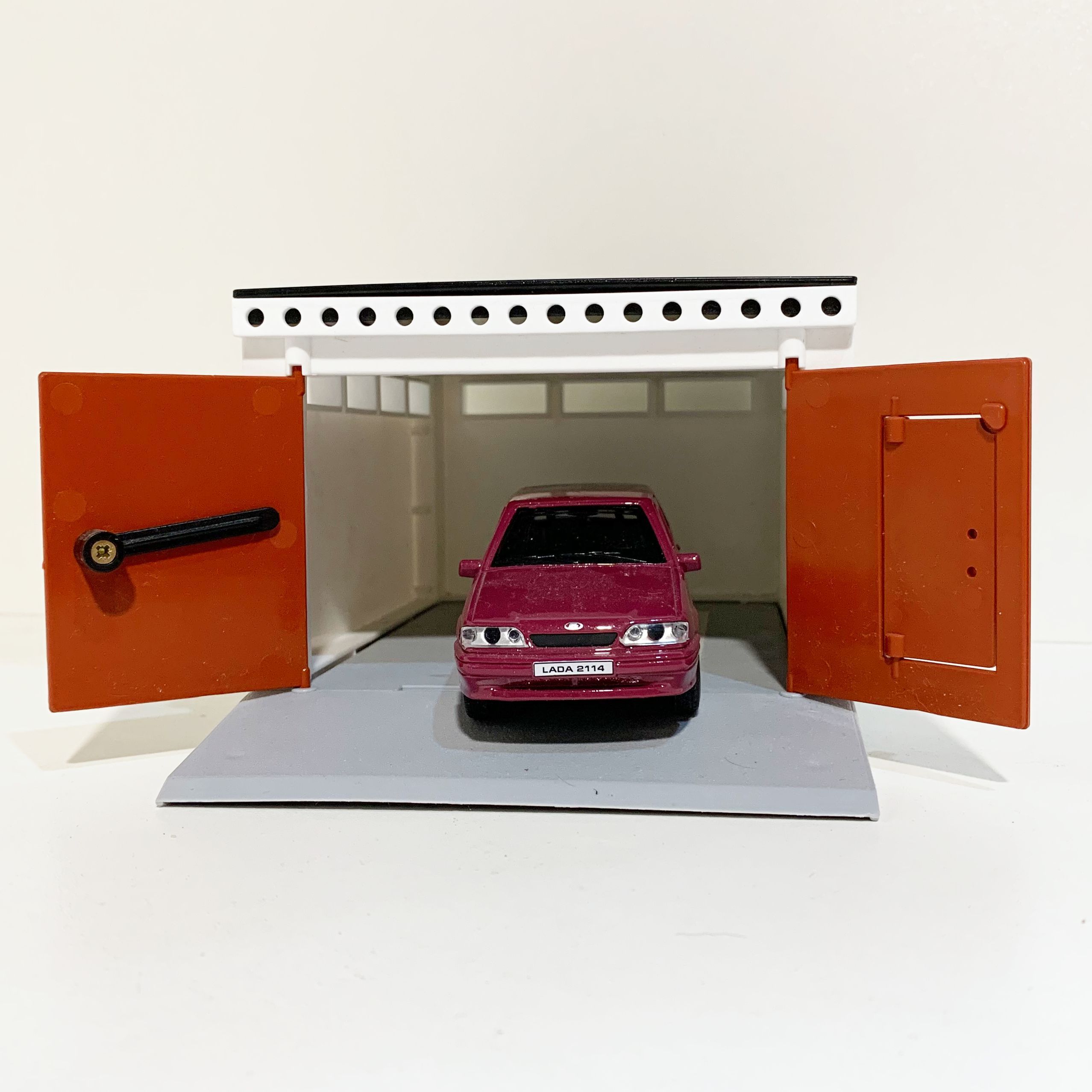 Гараж с распашными воротами и металлическая инерционная машинка ВАЗ 2114 с открывающимися дверями и багажником бордовая