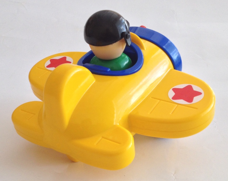 Детский игрушечный самолет с пилотом