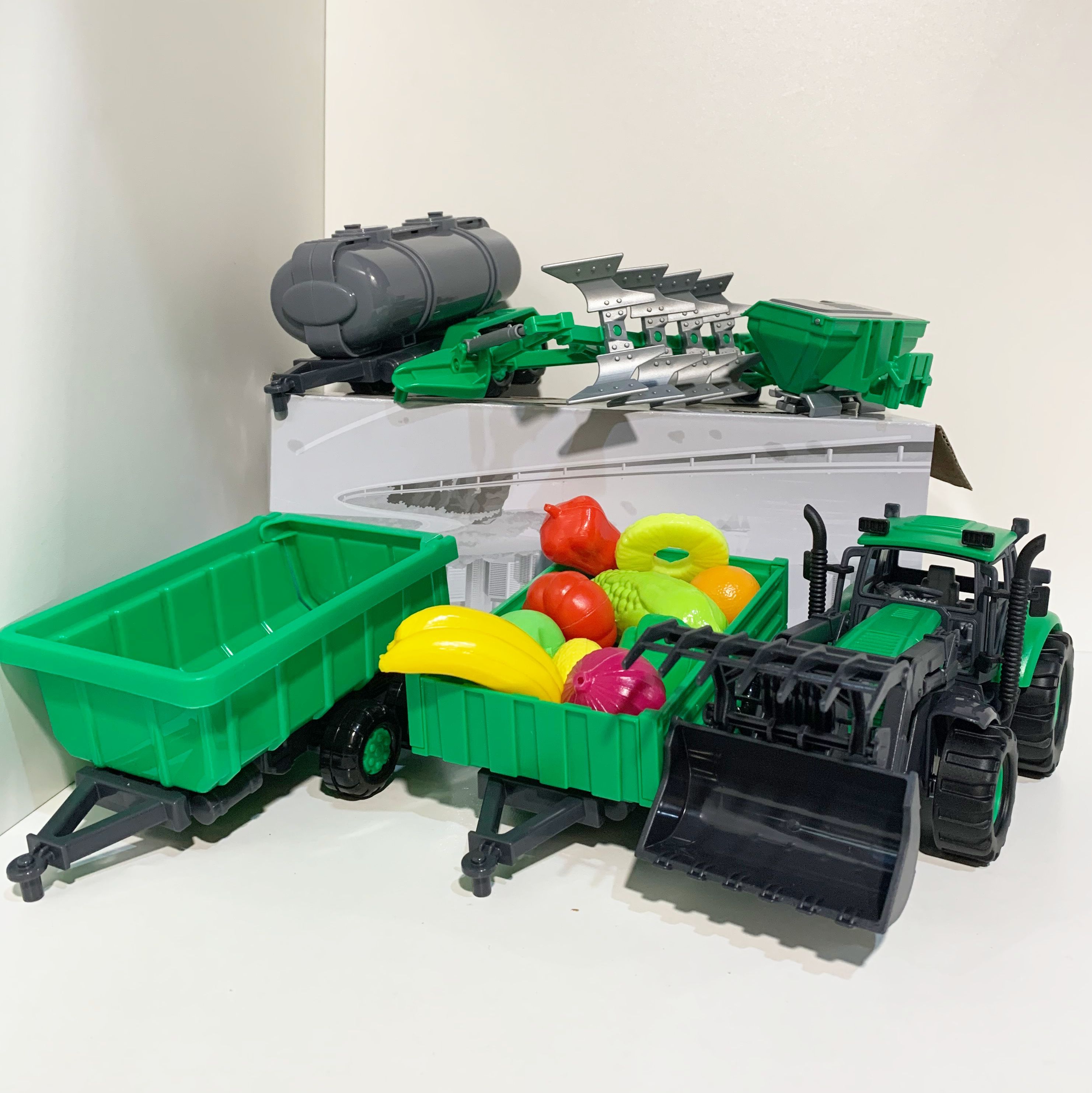 Набор Трактор с захватом, 5 прицепов и 10 мини овощей и фруктов (зеленый)